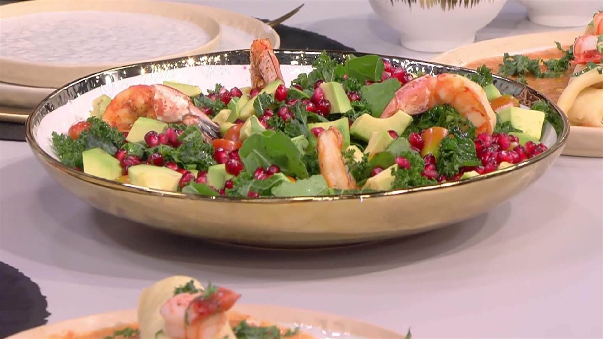 الكريب بالقريدس وسلطة الكيل... طبقان مميزان على طريقة الشيف فادي زغيب (فيديو)