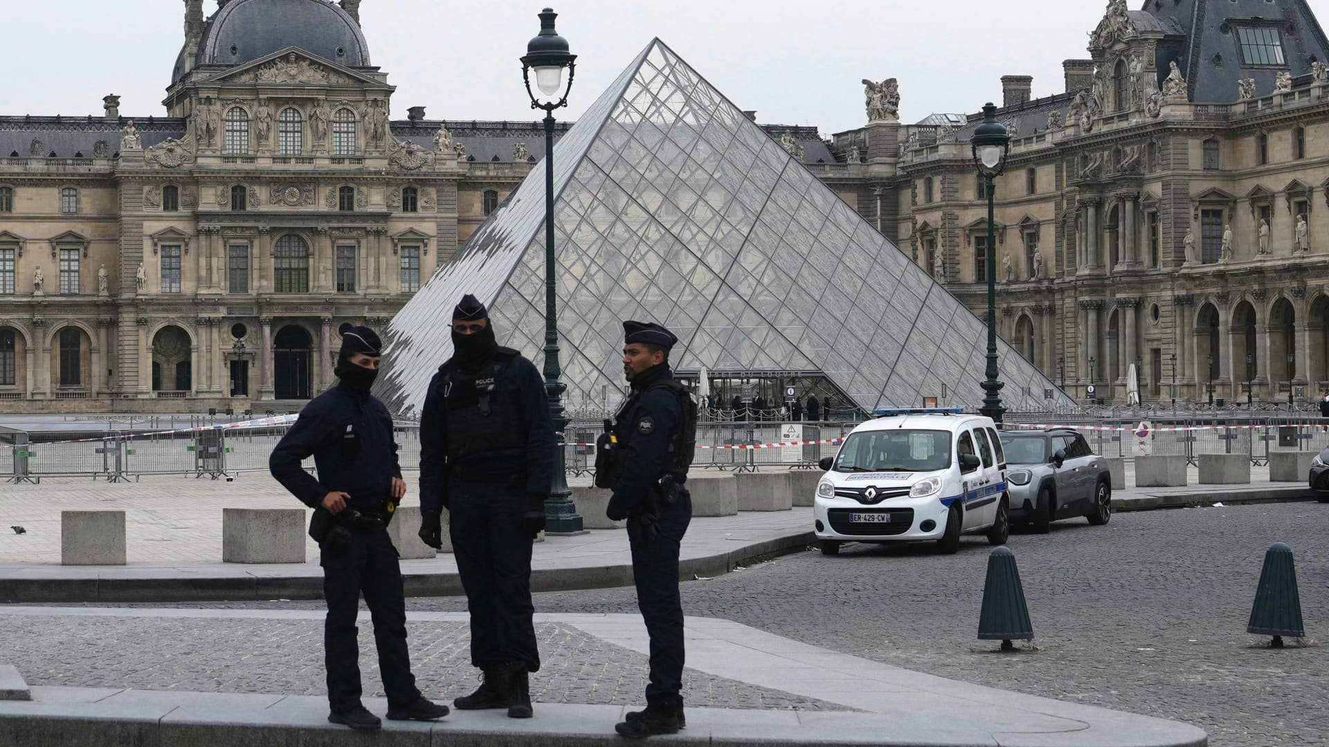 إلقاء القبض على مشتبه بهم في واقعة سرقة مجوهرات من متحف اللوفر