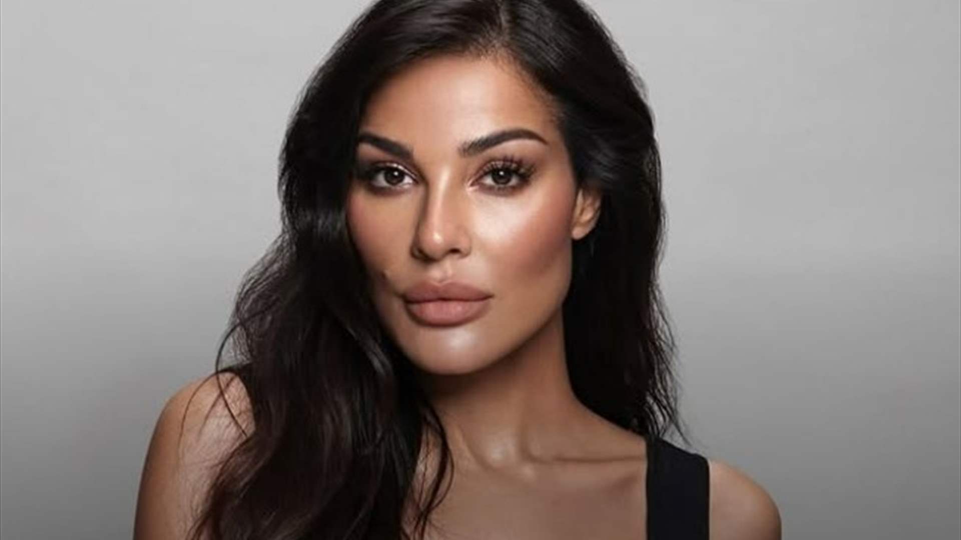 متألقةً بفستانٍ شبكي... نادين نسيب نجيم تنال جائزة في دبي (صور)