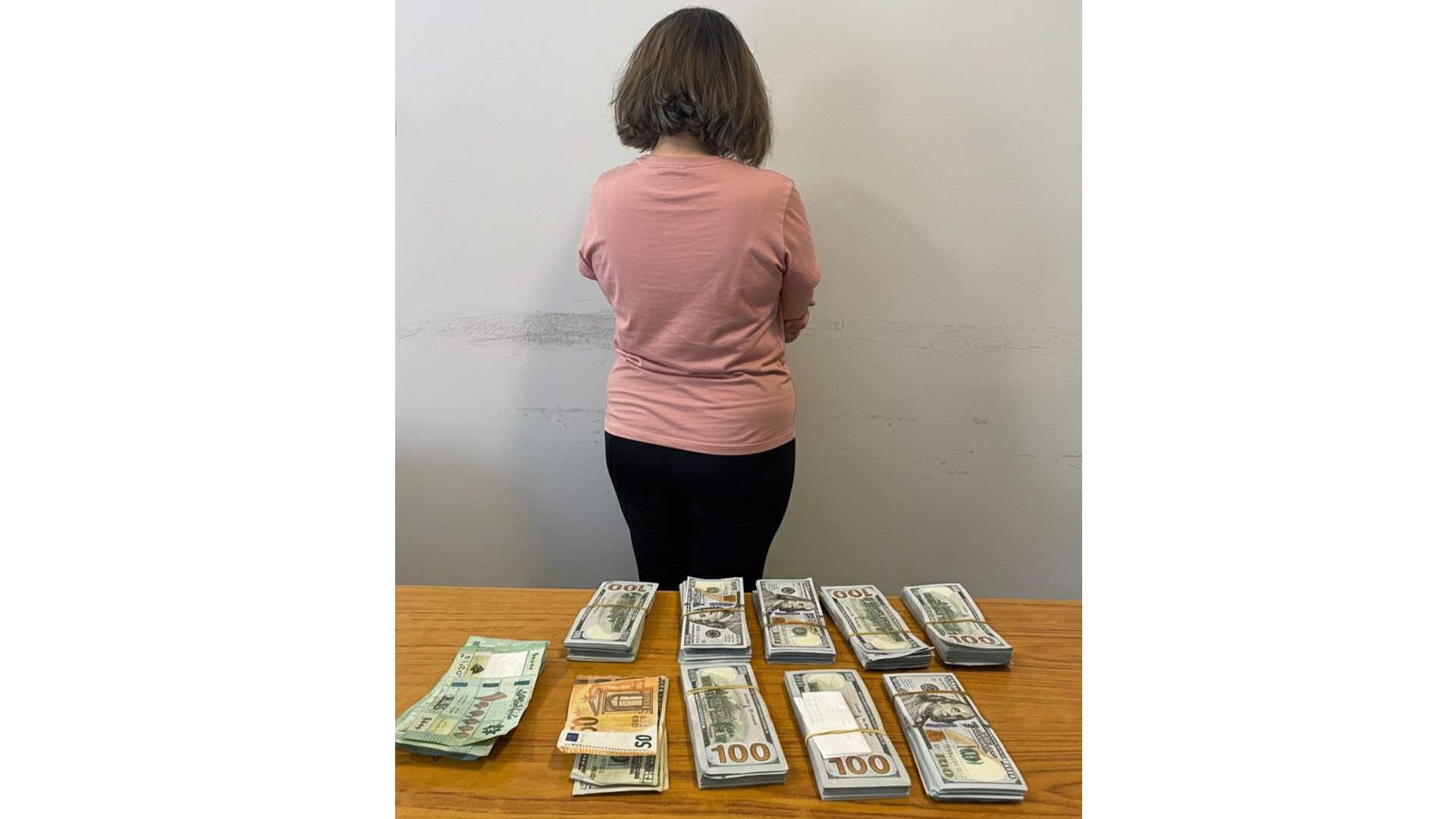 قوى الأمن: توقيف مدبّرة منزل سرقت منه حوالي تسعين ألف دولارٍ أميركي في تلّة الخيّاط