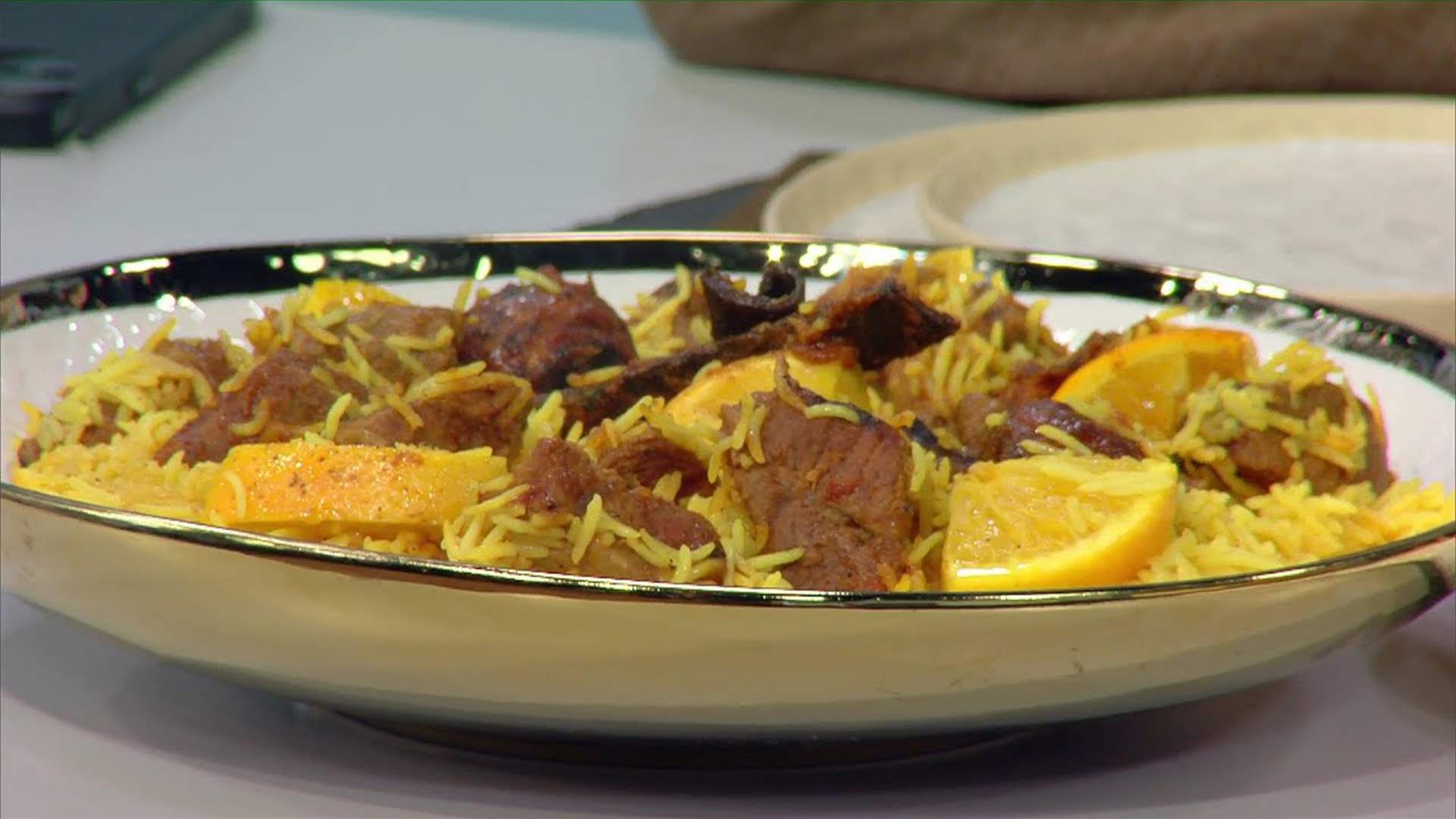 الكبسة باللحمة وكيك الشوكولا والفانيليا... مائدة شهية ومميزة مع الشيف فادي زغيب (فيديو) 