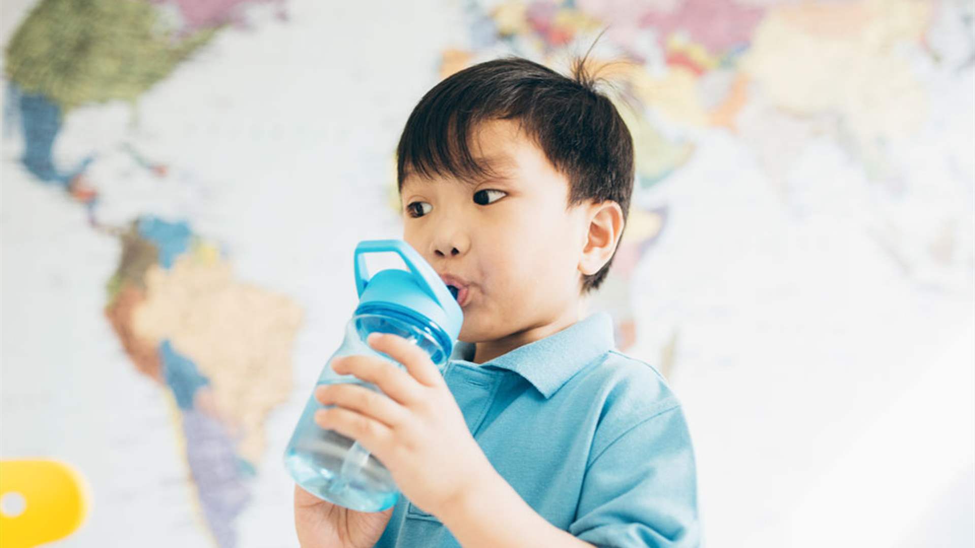 بعد أن أضاع 6 عبوات مياه في المدرسة... أمّ تعاقب ابنها بطريقة طريفة: لن تصدقوا ما فعلت! (فيديو)