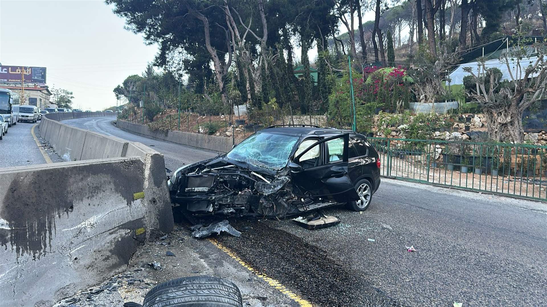 التحكم المروري: إصطدام مركبة بالفاصل الإسمنتي على طريق عام الكحالة باتجاه عاليه وحركة المرور ناشطة في المحلة