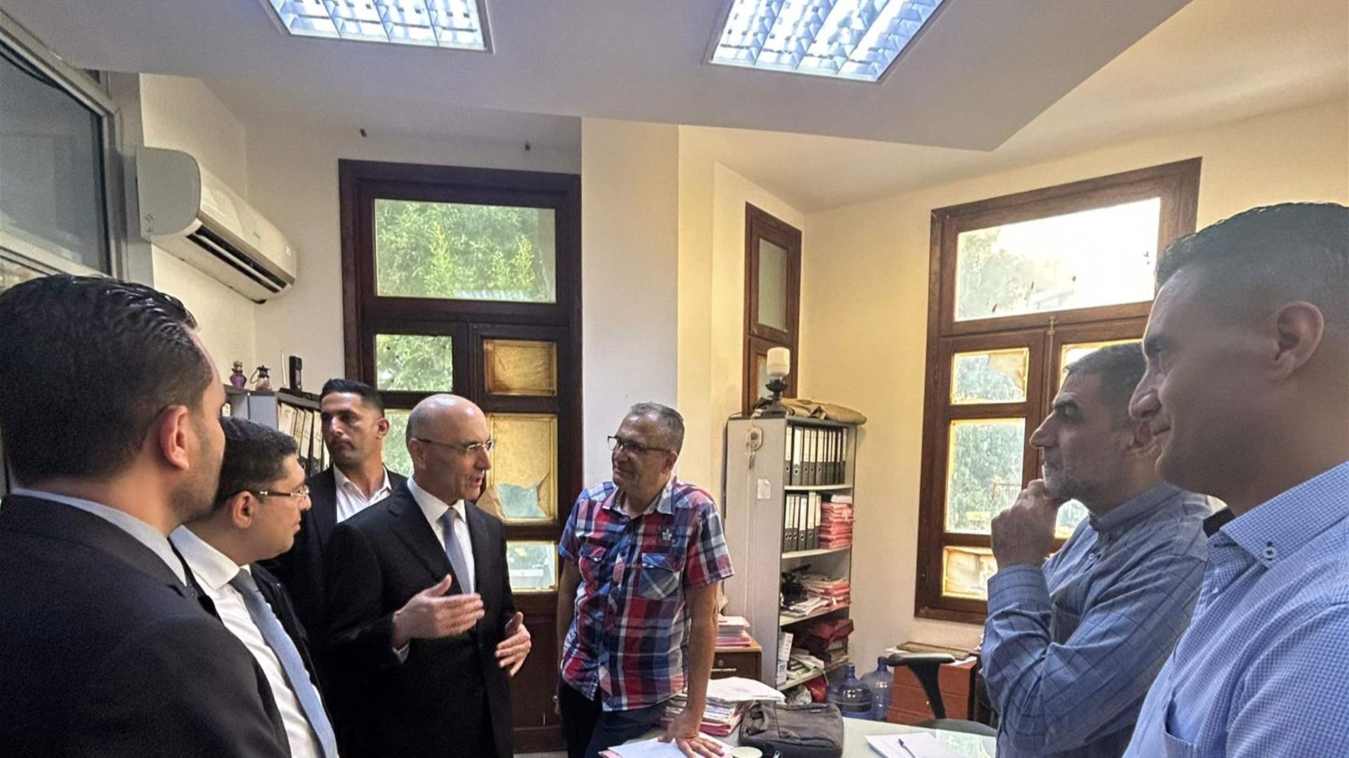 الحجار وصل الى مبنى المالية لبلدية بيروت لتفقد دائرة الصرفيات في المصلحة المالية حيث يقوم فريق من ديوان المحاسبة بالتدقيق بالمستندات بعد التداول بمعلومات حول عملية صرف للأموال