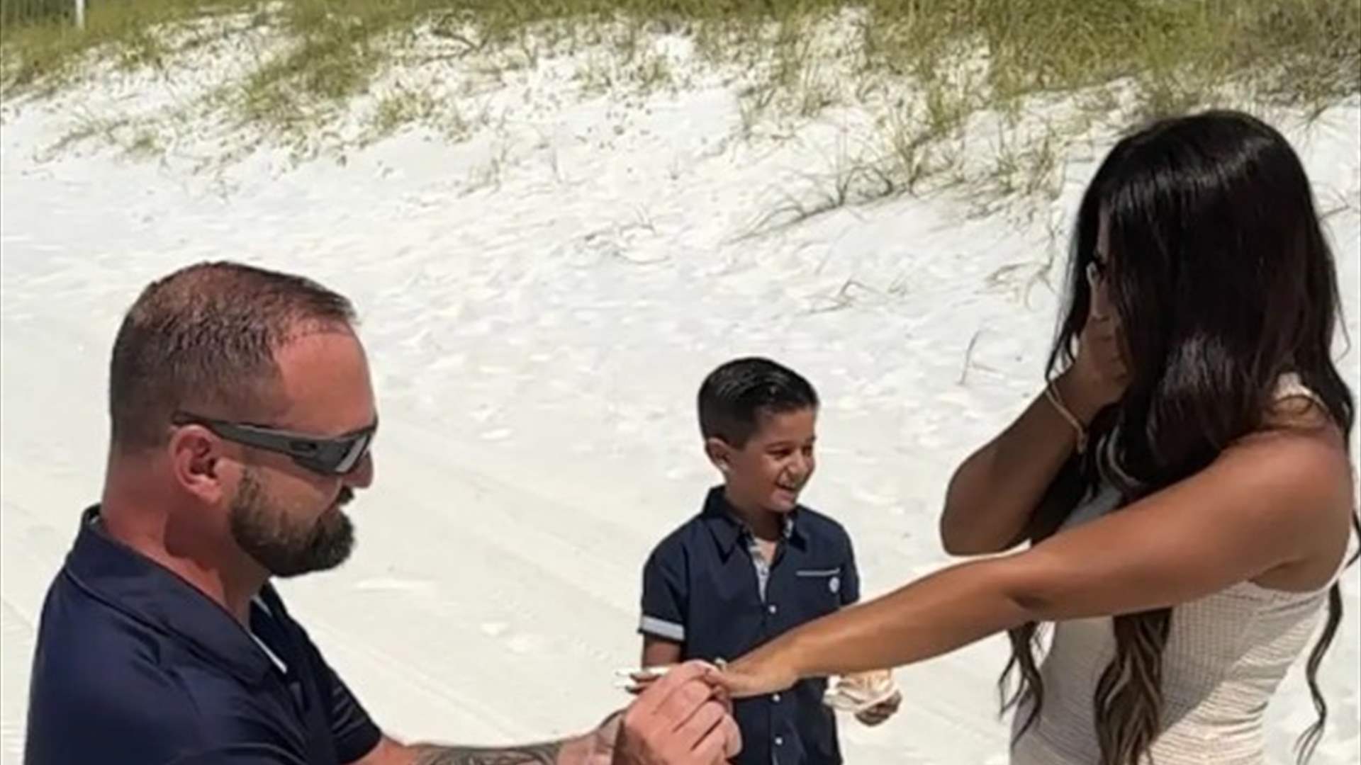 &quot;كنتُ ضمن الفريق الذي بحث عنك&quot;... هربت من العنف خلال طفولتها وبعد 14 سنة أُغرمت بـ&quot;الشرطي البطل&quot;