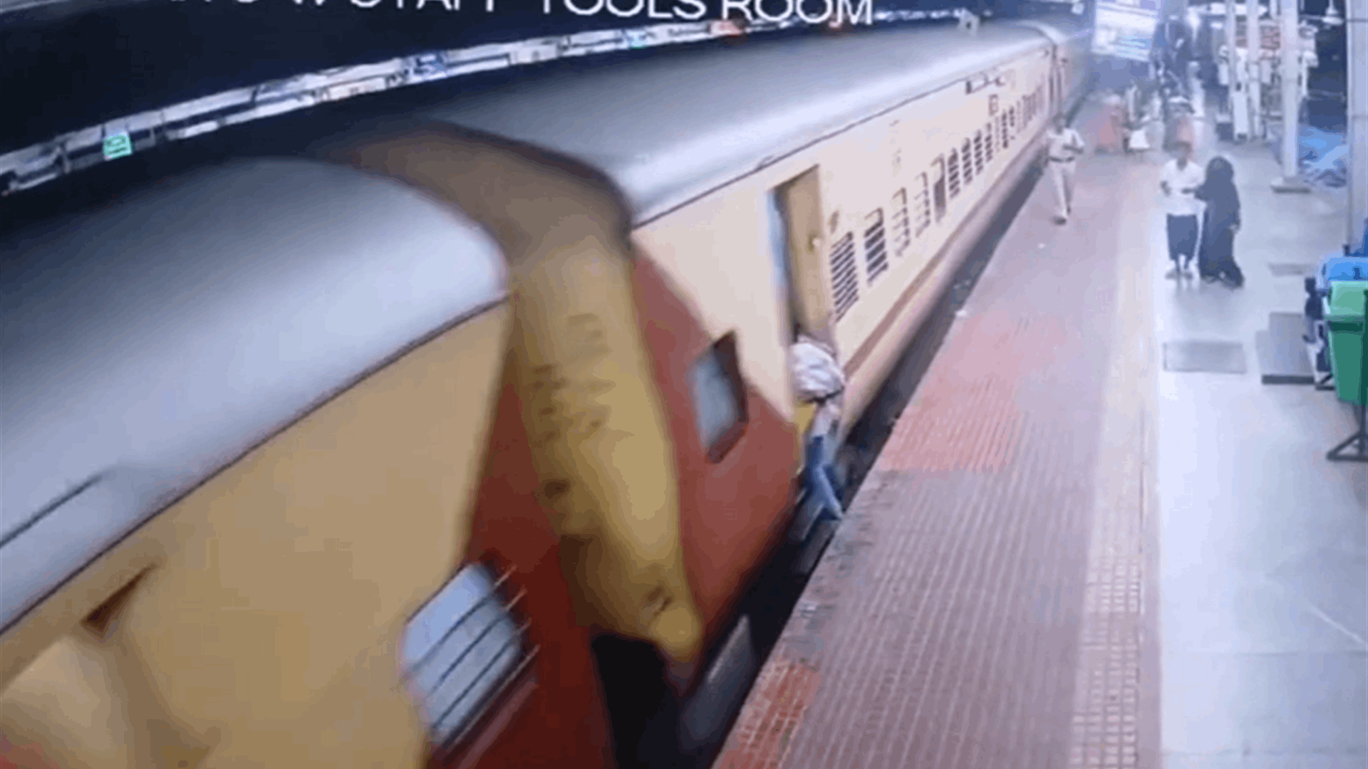 &quot;سقطت قدماها بين القطار المتحرك والرصيف&quot;... حارس محطة ينقذ فتاة في مشهد بطولي (فيديو)