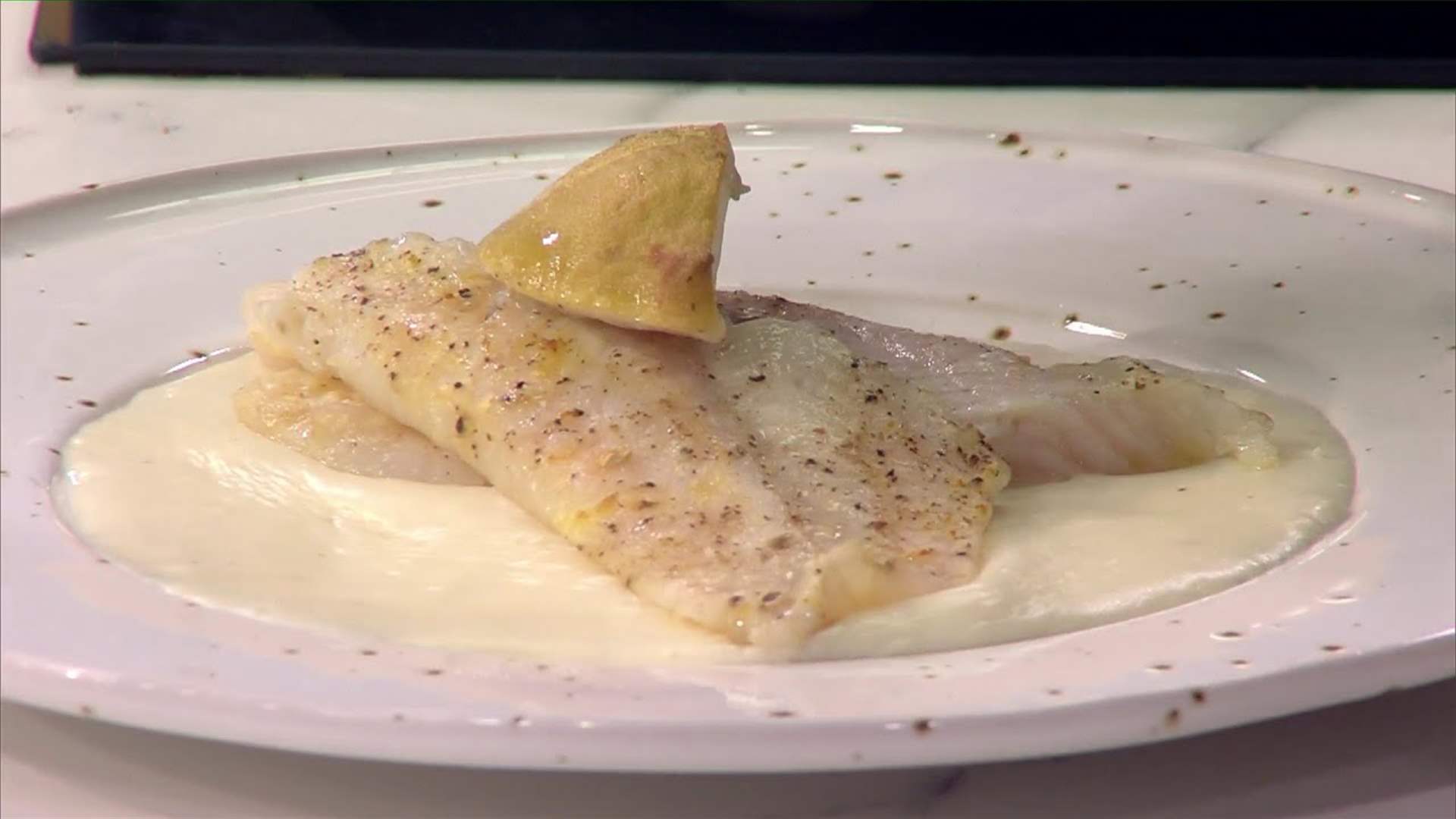 فيليه السمك وتورتيلا السلمون وغيرها من الأطباق الشهية... إليكم طريقة تحضير الوصفات مع الشيف فادي زغيب (فيديو)