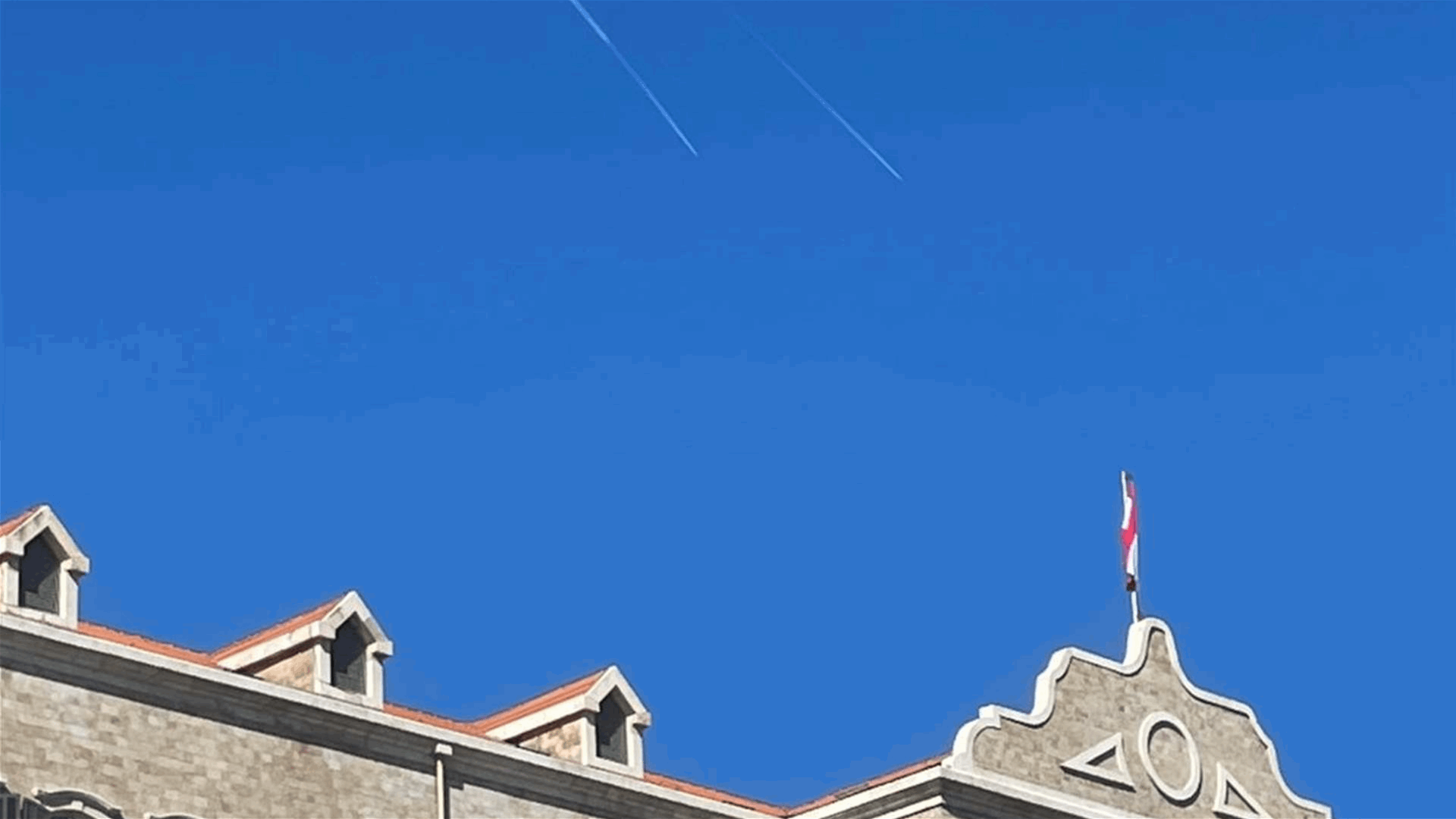 طيران حربي إسرائيلي فوق السراي الحكومي