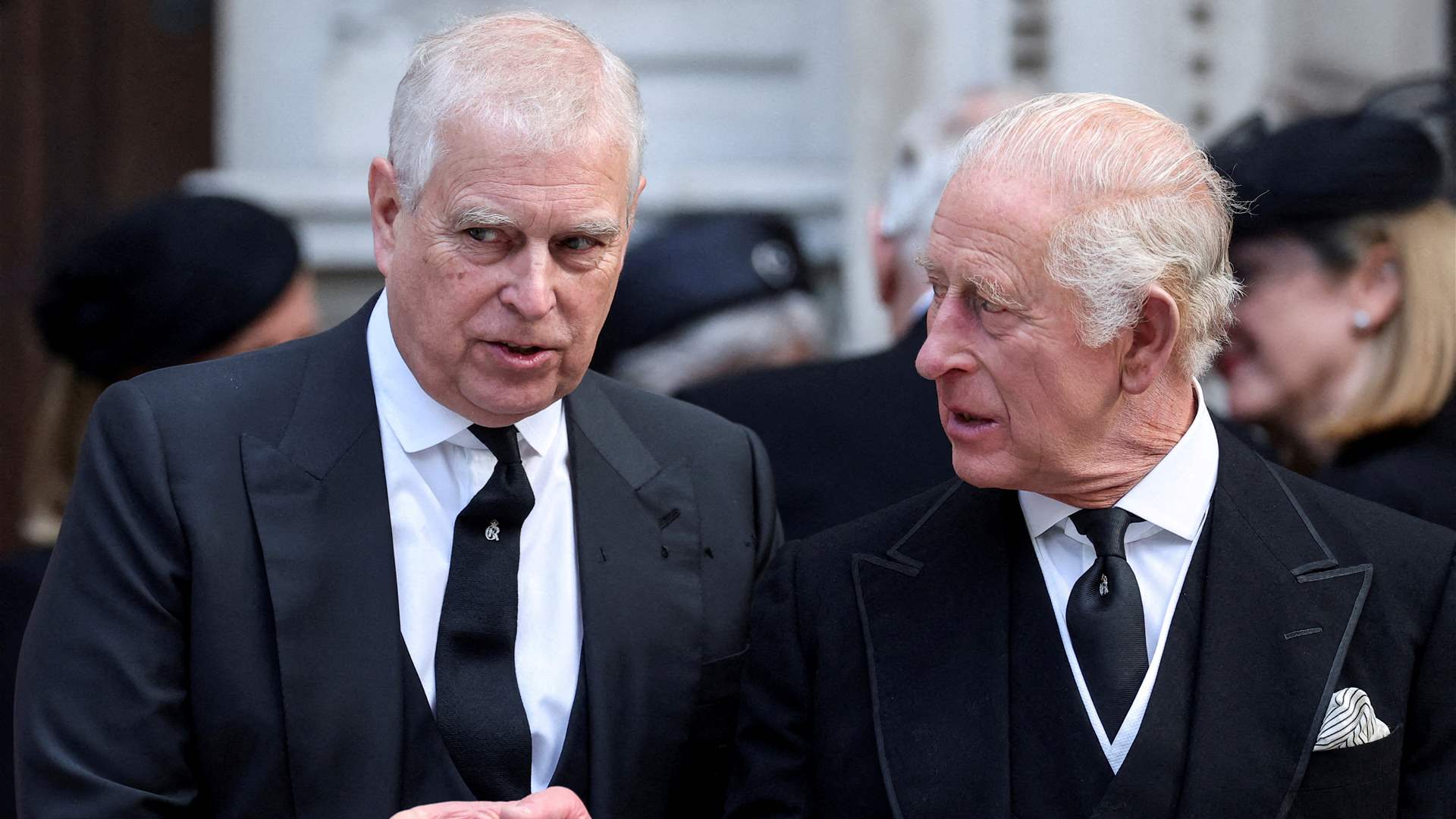 الملك تشارلز يجرد شقيقه آندرو من ألقابه ومن منزله