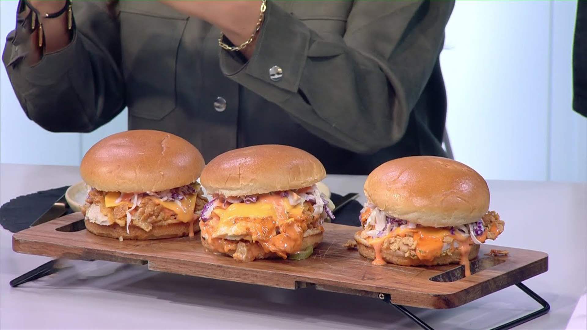 تعلموا طريقة تحضير ساندويشات الدجاج بطريقة مميزة مع الشيف حنا طويل (فيديو)