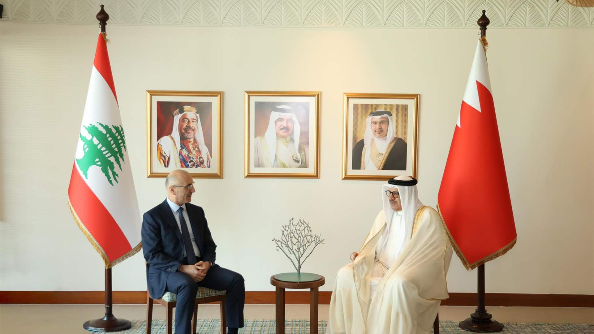 الوزير الحجار يلتقي نظيره البحريني في &quot;حوار المنامة&quot; ويبحثان تعزيز التعاون والعلاقات الثنائية