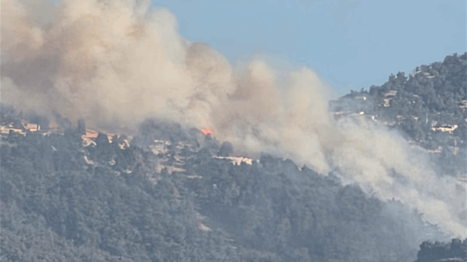 حريق كبير في عندقت وفرق الدفاع المدني تعمل على إخماده