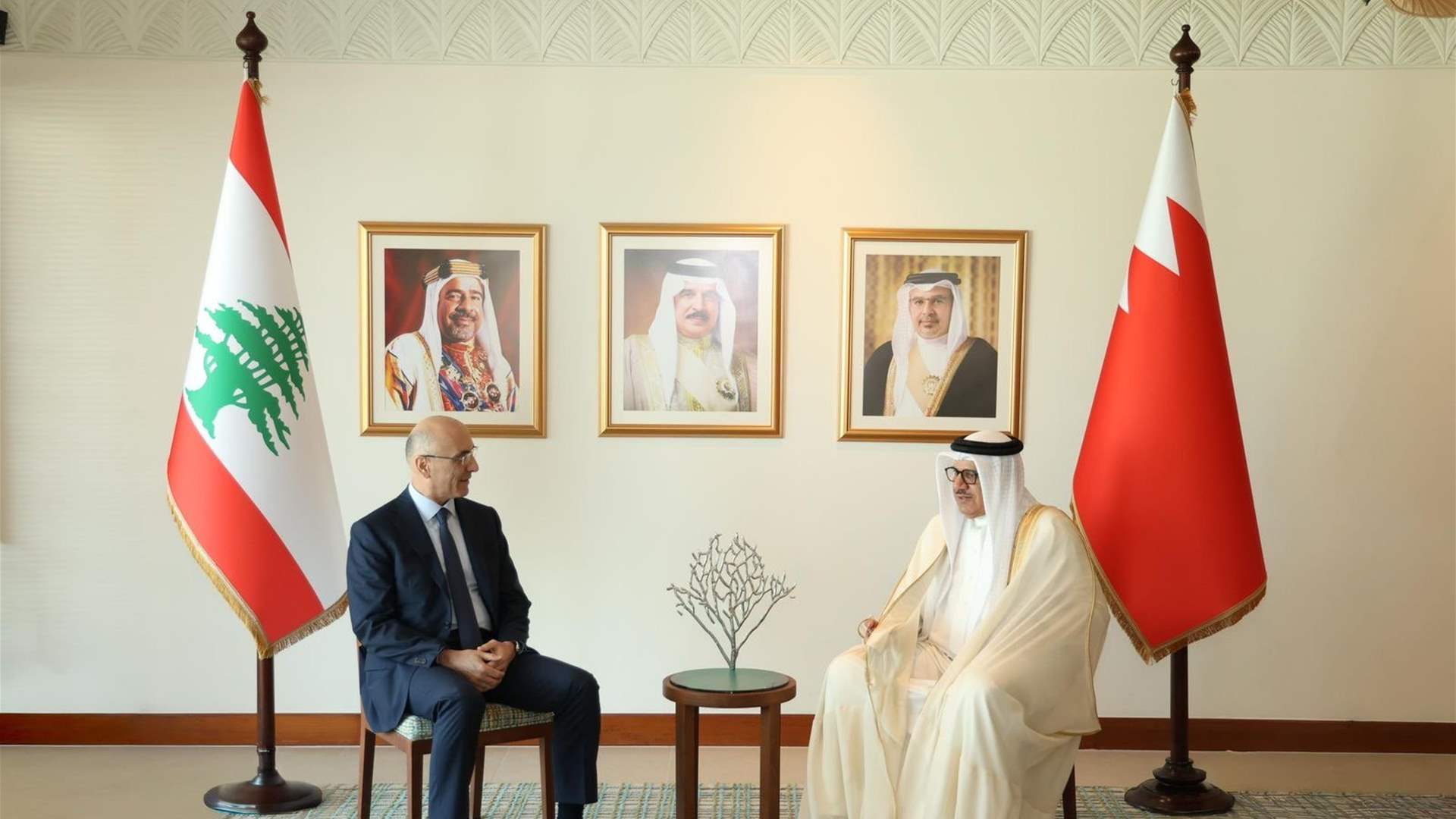 الحجار يلتقي وزير الخارجية البحريني