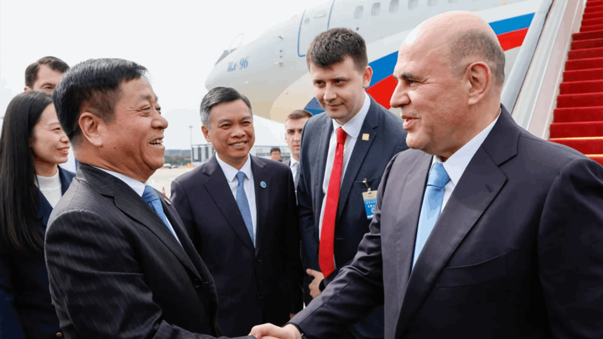 الرئيس الصيني يجتمع مع رئيس الوزراء الروسي في بكين