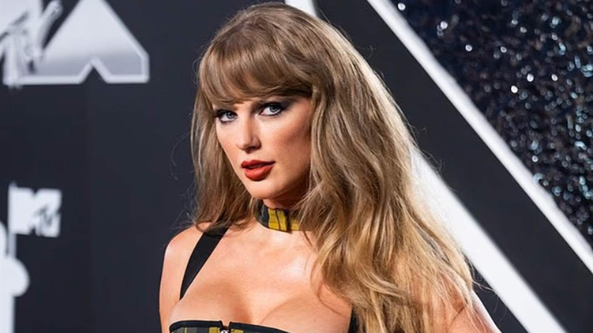 تايلور سويفت تثير نظرية السفر عبر الزمن... تم &quot;رصدها&quot; في كليب لجورج مايكل صدر قبل ولادتها 