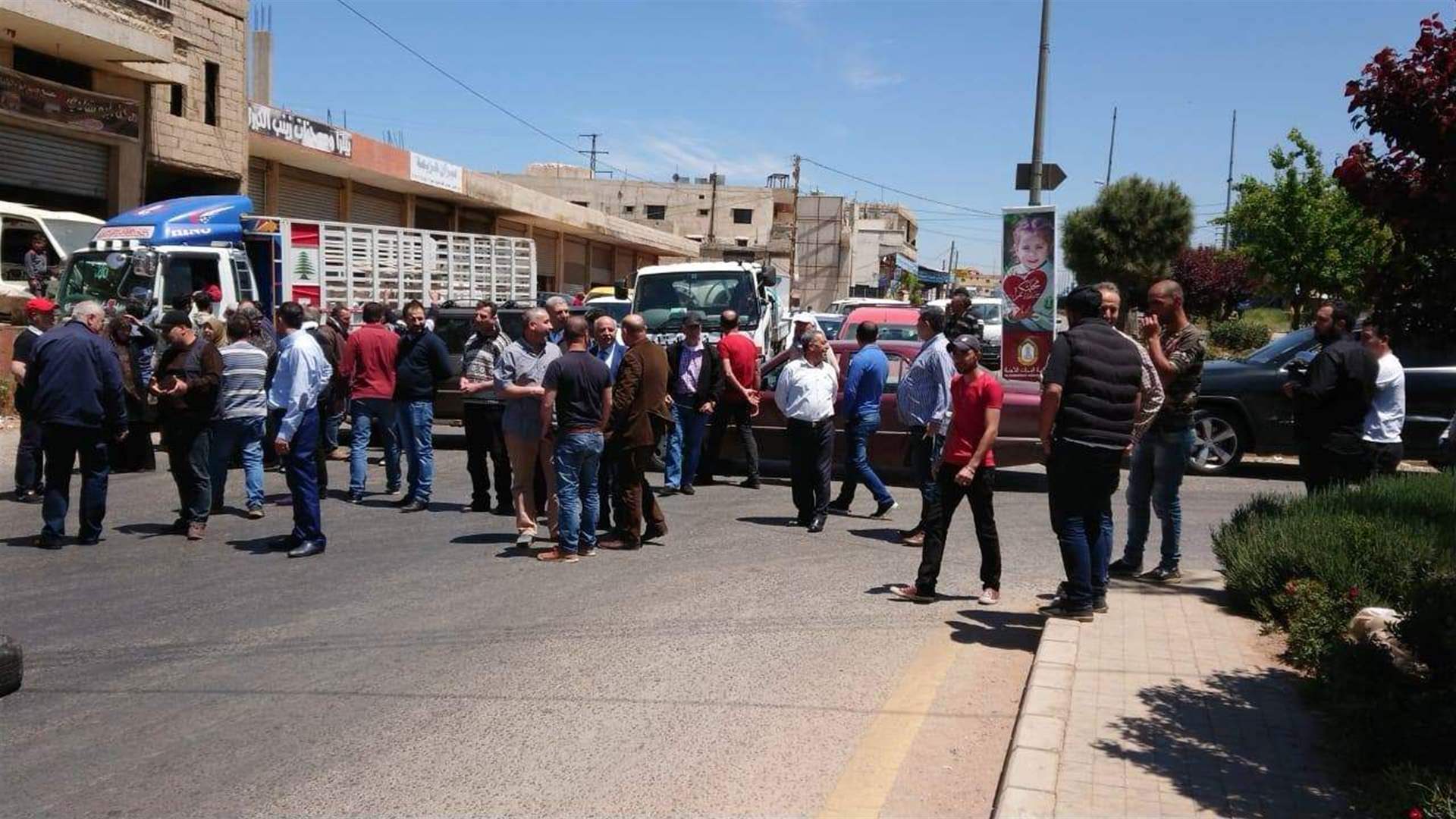 أهالي بلدة سرعين الفوقا أقفلوا طريق عام سرعين النبي شيت... 