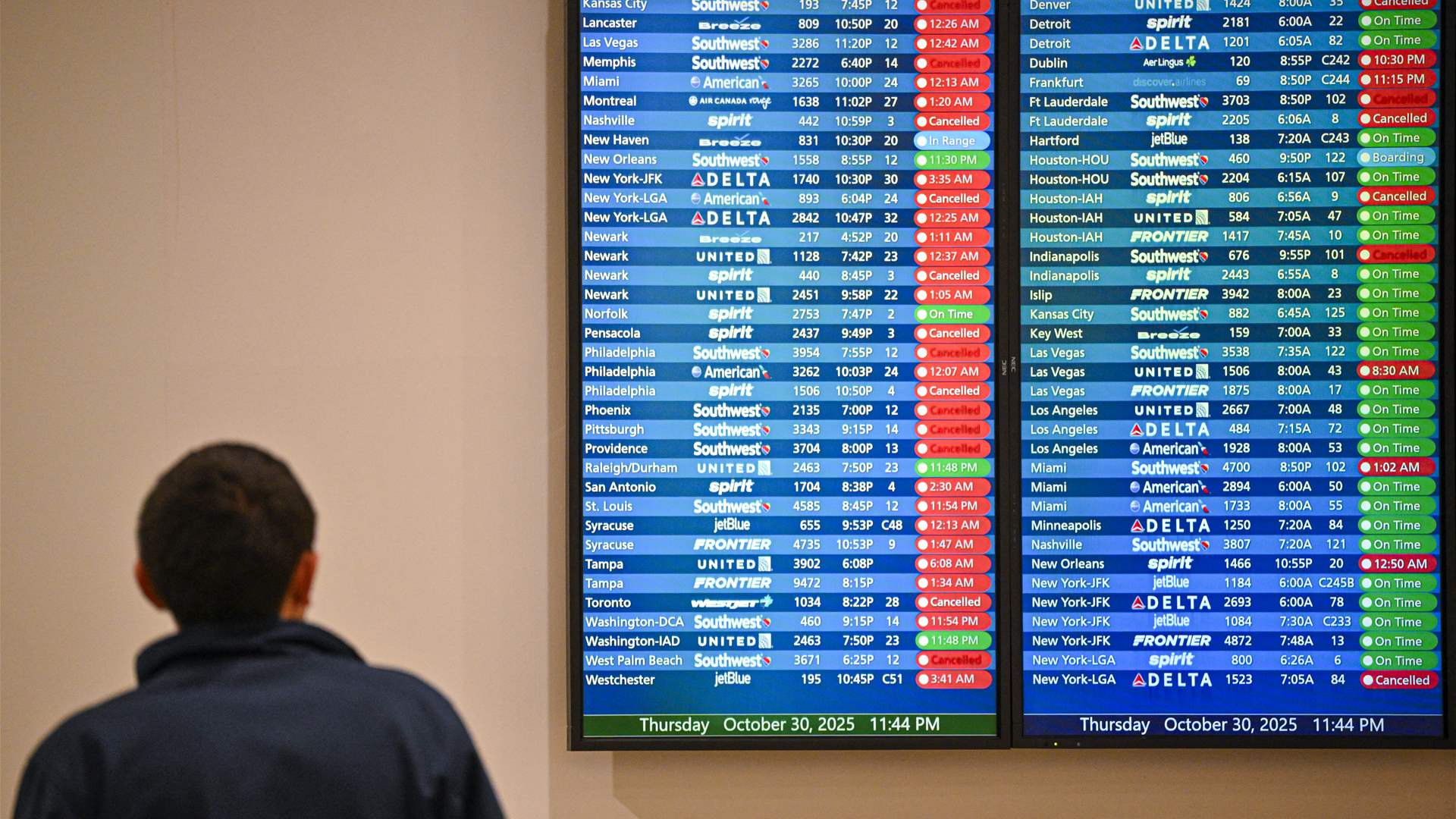 الولايات المتحدة ستلغي رحلات جوية اعتبارا من الجمعة بسبب استمرار الإغلاق الحكومي