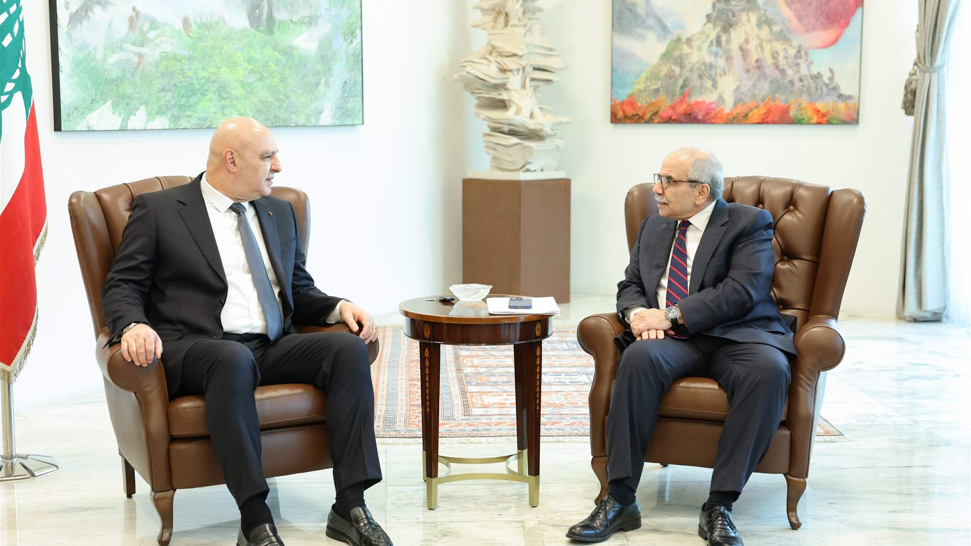 الرئيس جوزاف عون يلتقي رئيس الحكومة نواف سلام قبيل انعقاد جلسة مجلس الوزراء في قصر بعبدا