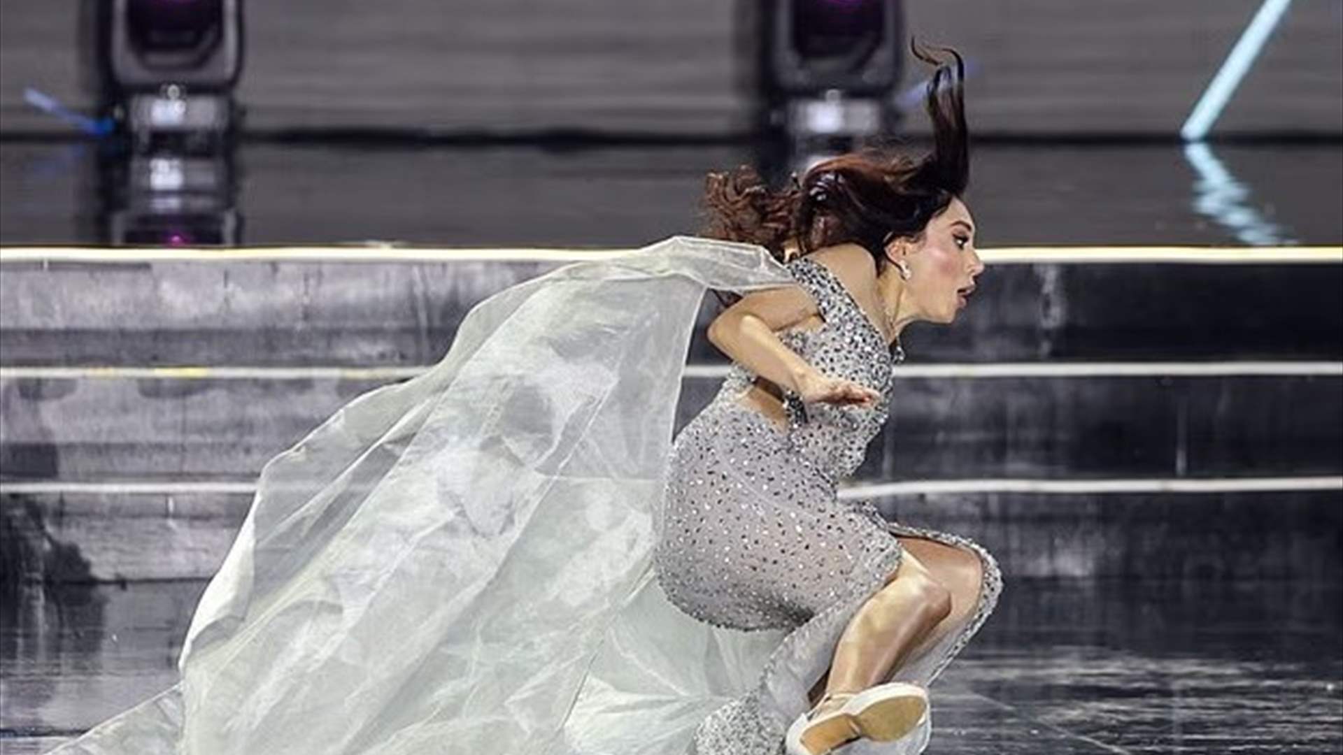 سقوط محرج وردّ فعل أنيق... ملكة جمال أوكرانيا تتعثر على المسرح خلال حفل &quot;Miss Earth 2025&quot; (فيديو)