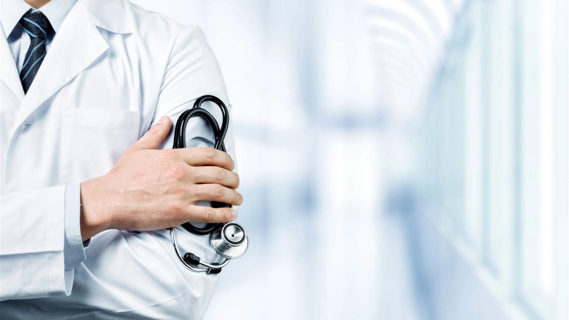 طبيب أميركي يحذّر: 4 أشياء في منزلكم تسرّع الشيخوخة وتدمّر صحتكم! (فيديو)