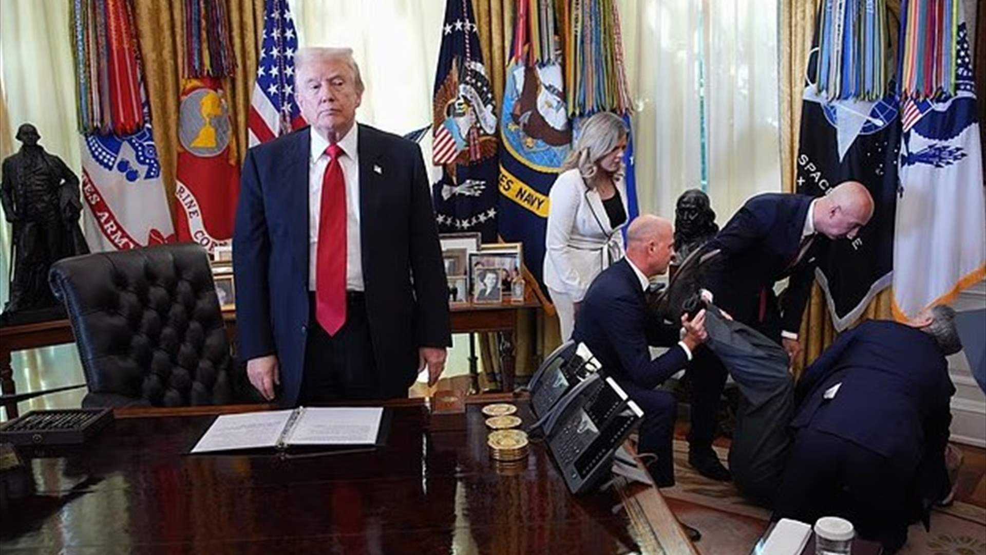 ذعر في المكتب البيضاوي... رجل ينهار على بعد أمتار من ترامب وسط ذهول الحاضرين (فيديو)