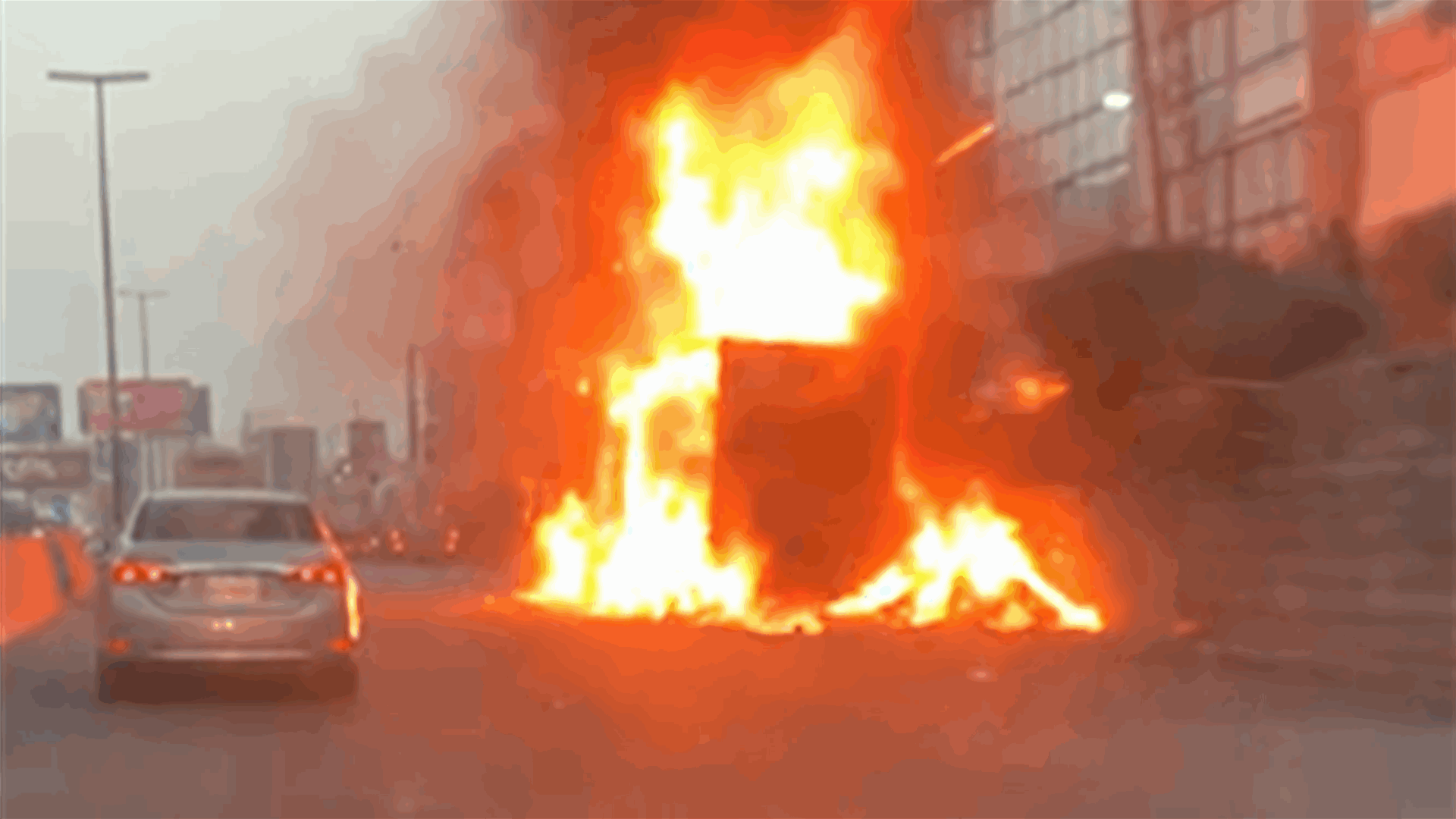 احتراق شاحنة على اوتستراد الزوق قبل قليل