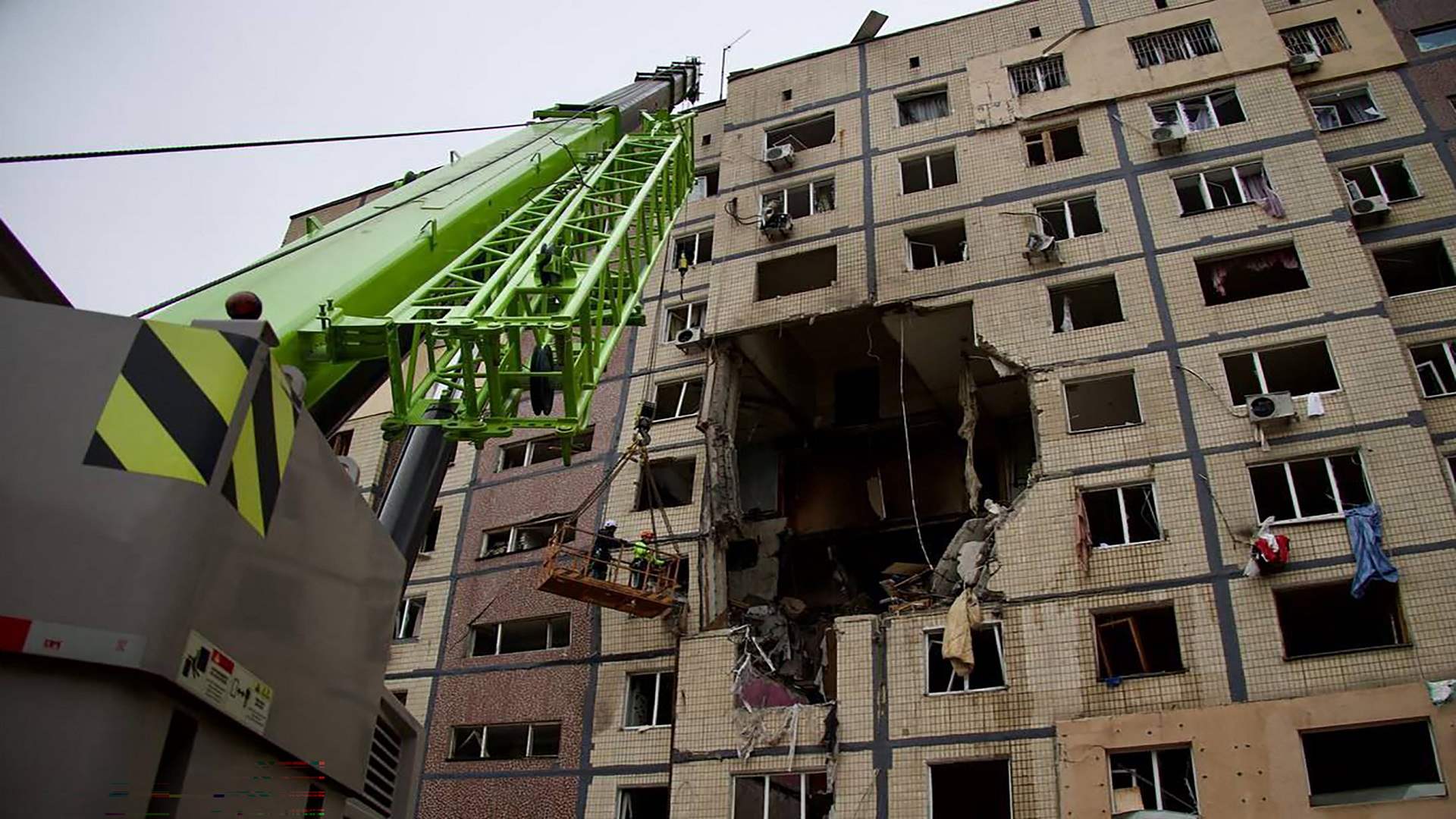 أربعة قتلى وانقطاع في التيار الكهربائي بعد هجوم روسي واسع على أوكرانيا