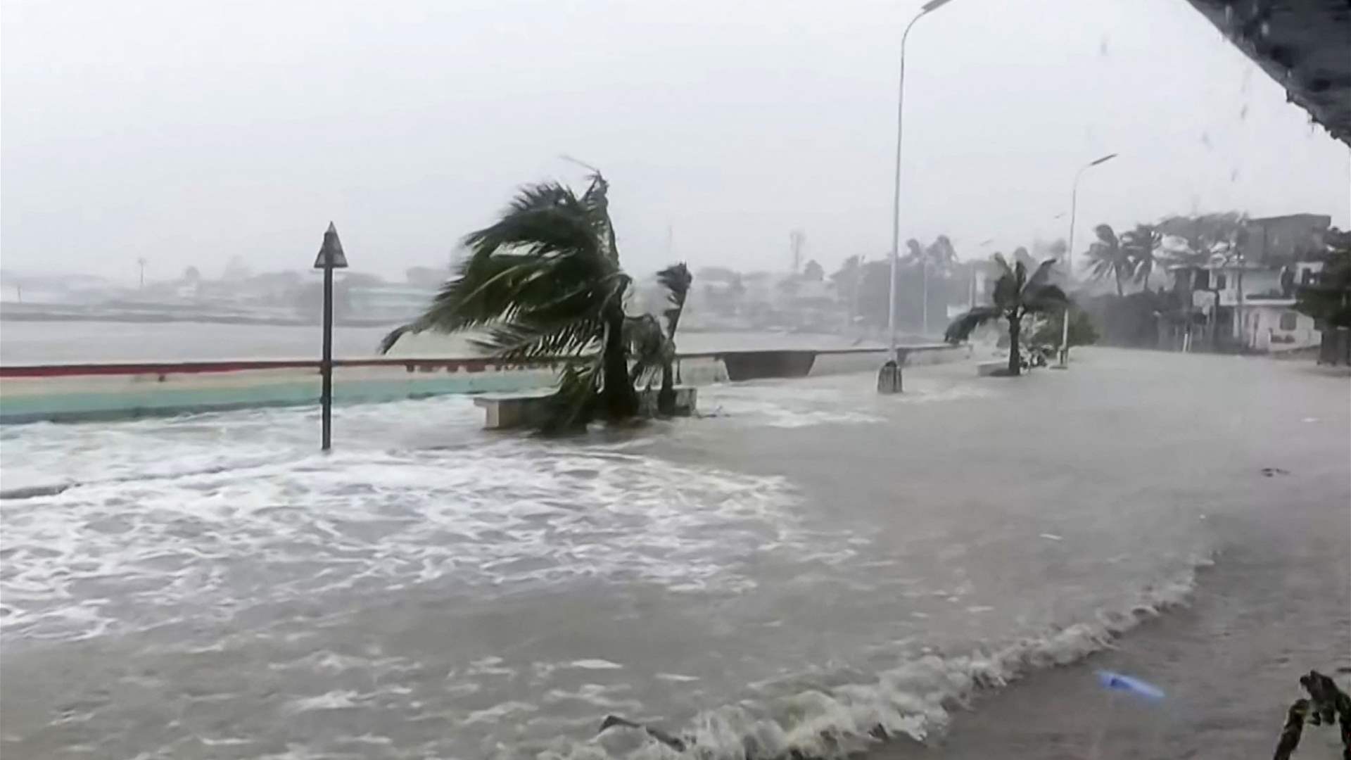 العاصفة فونغ وونغ تتحول إلى إعصار &quot;فائق القوة&quot; مع اقترابها من الفيليبين