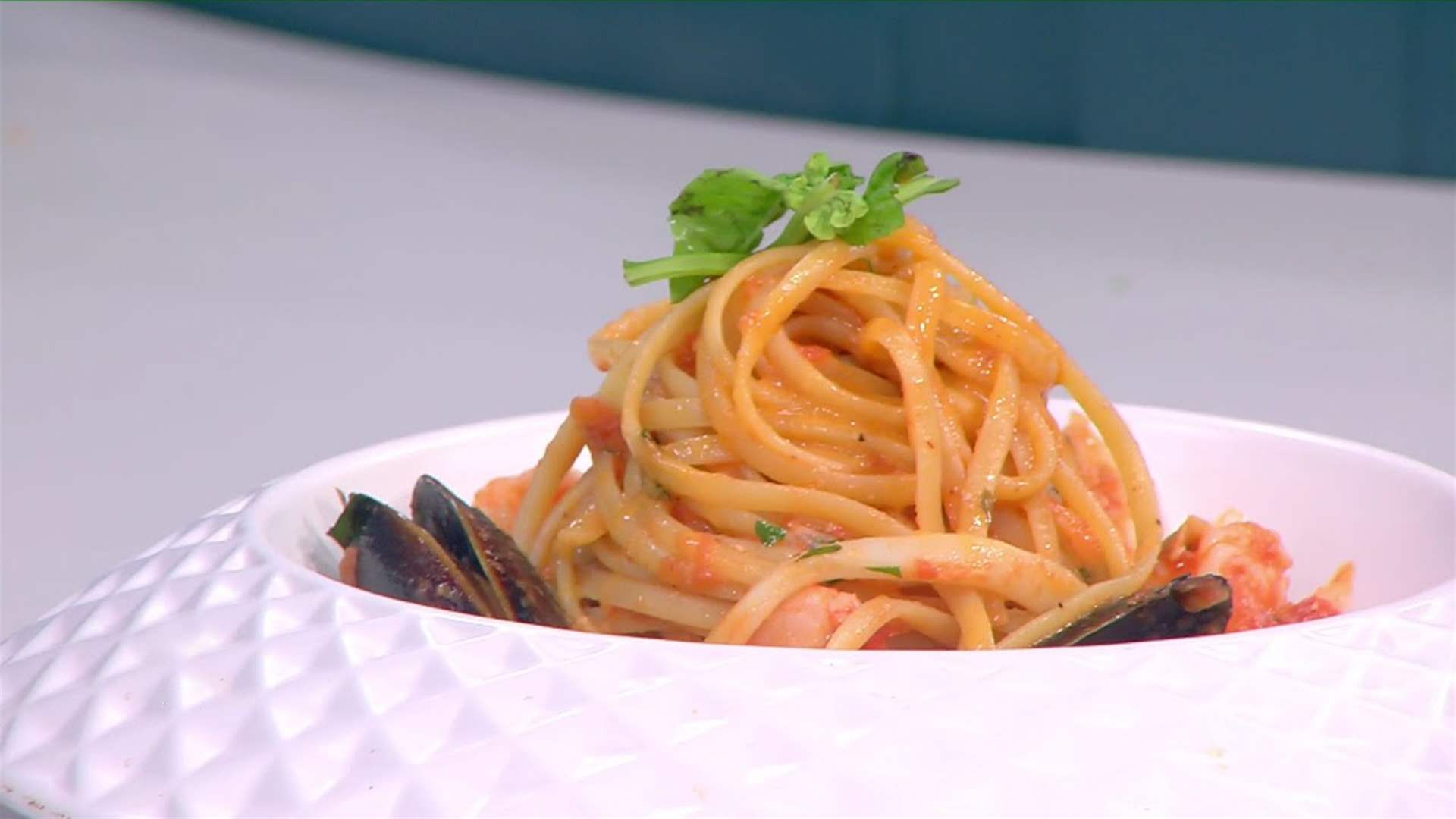 الباستا لينغويني مع ثمار البحر... وصفة شهية على طريقة الشيف حنا طويل (فيديو)