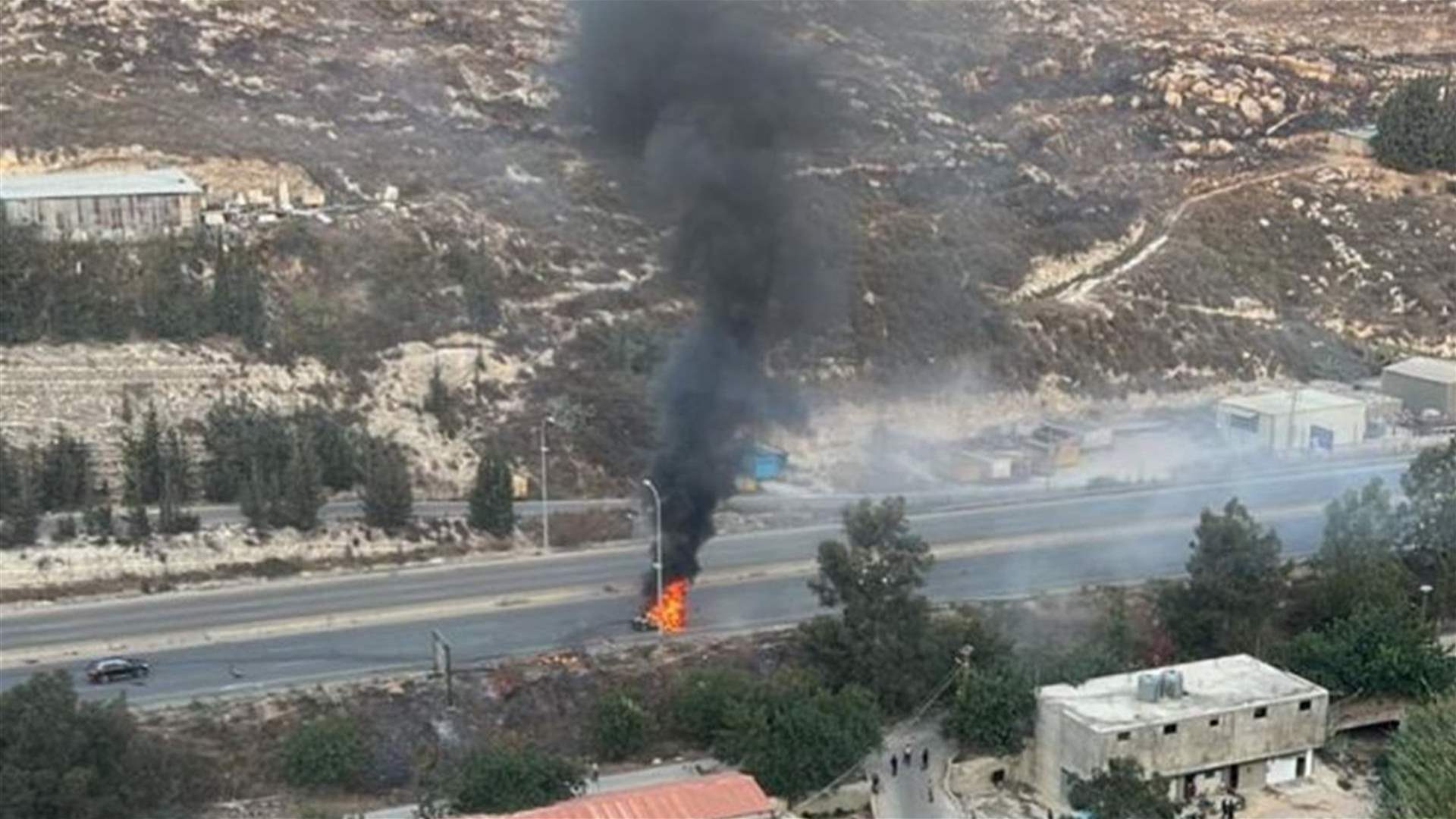 استهداف سيارة على اوتوستراد البيسارية - الصرفند