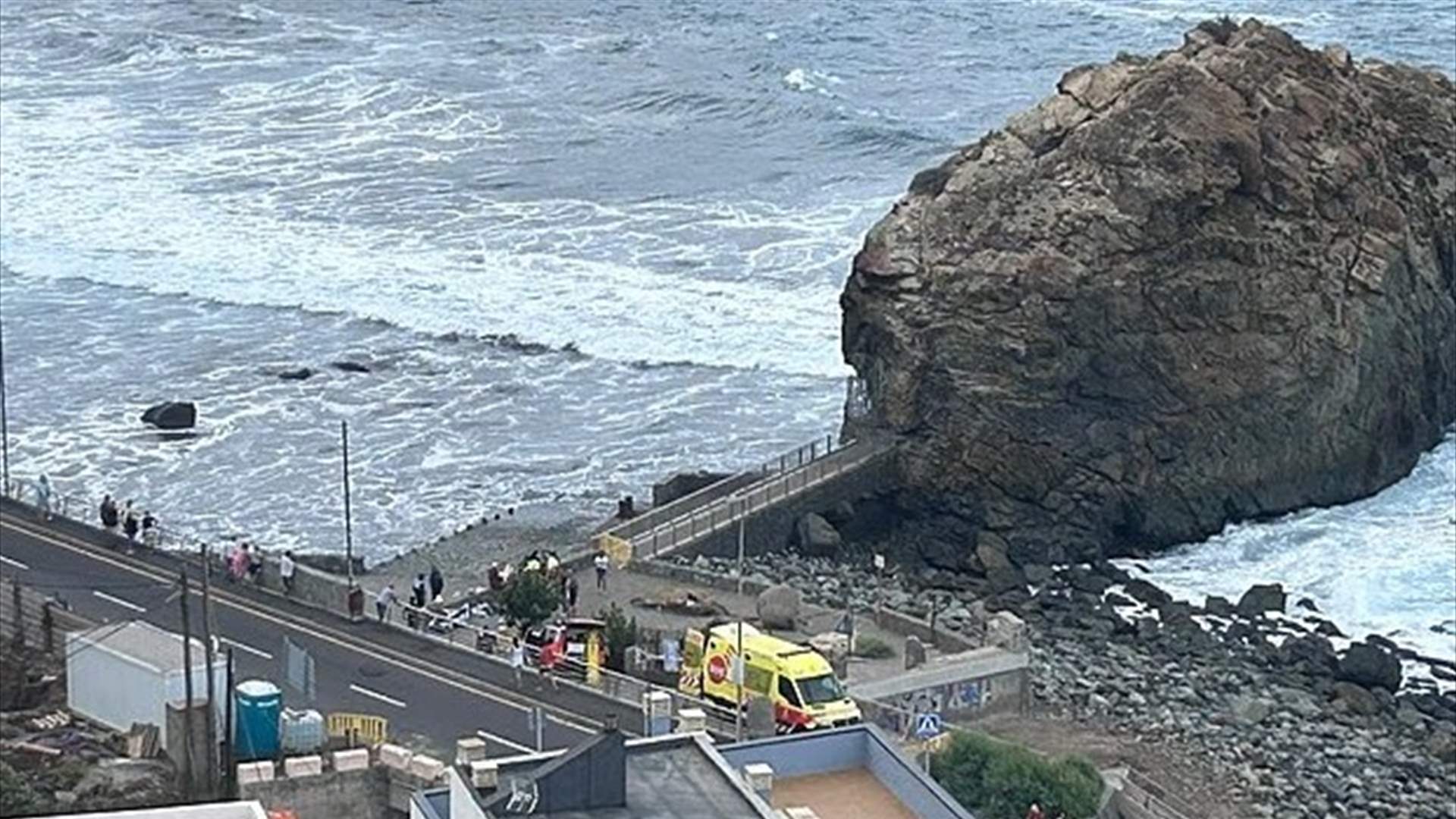 &quot;ثوانٍ من الرعب&quot;... موجة قاتلة تجرف العشرات في جزيرة إسبانية شهيرة (فيديو)