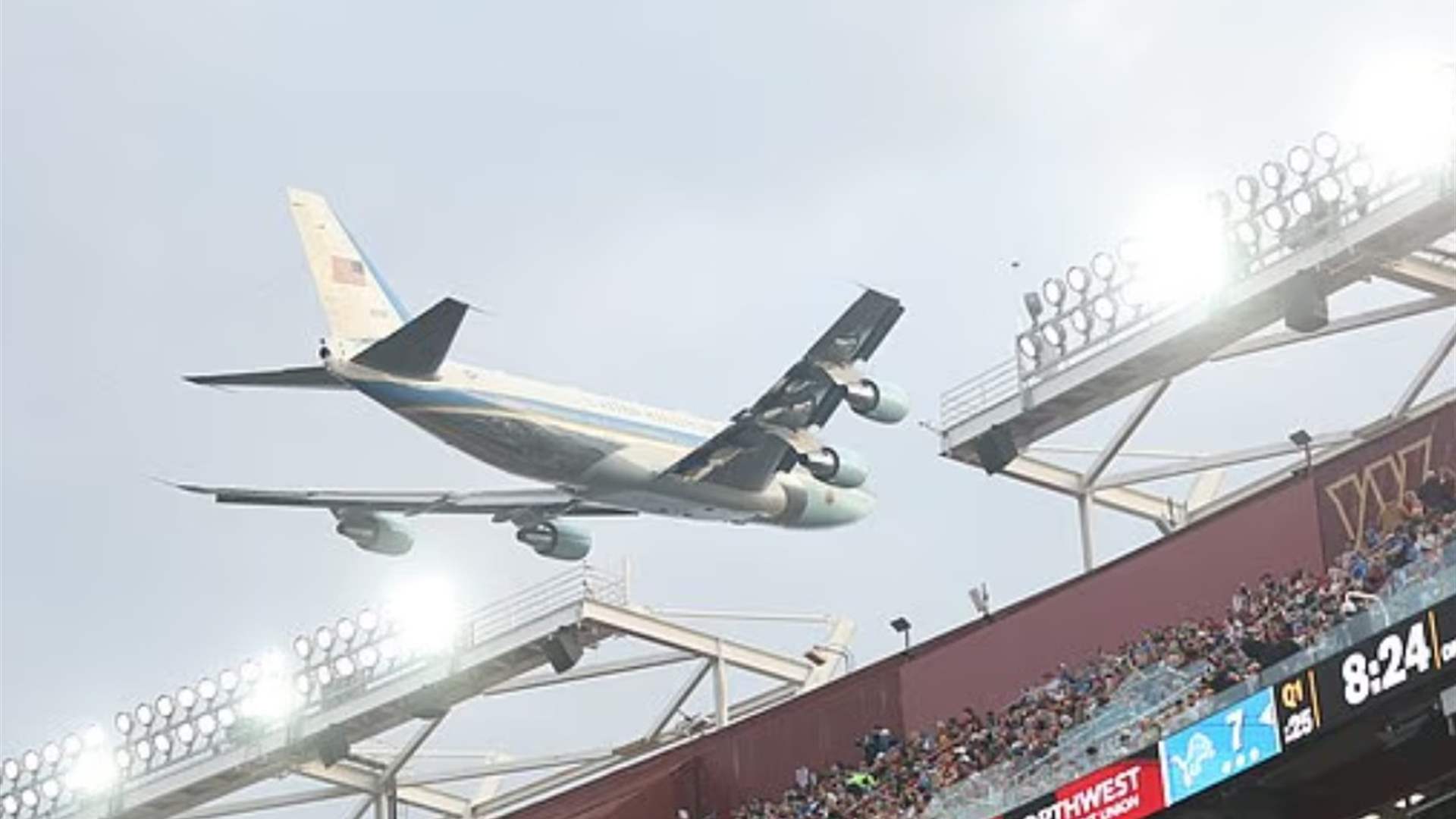 &quot;هبوط رئاسي&quot;... ترامب يظهر فجأة في مباراة كرة قدم أميركية في مشهد غير مسبوق منذ 1978 (فيديو)