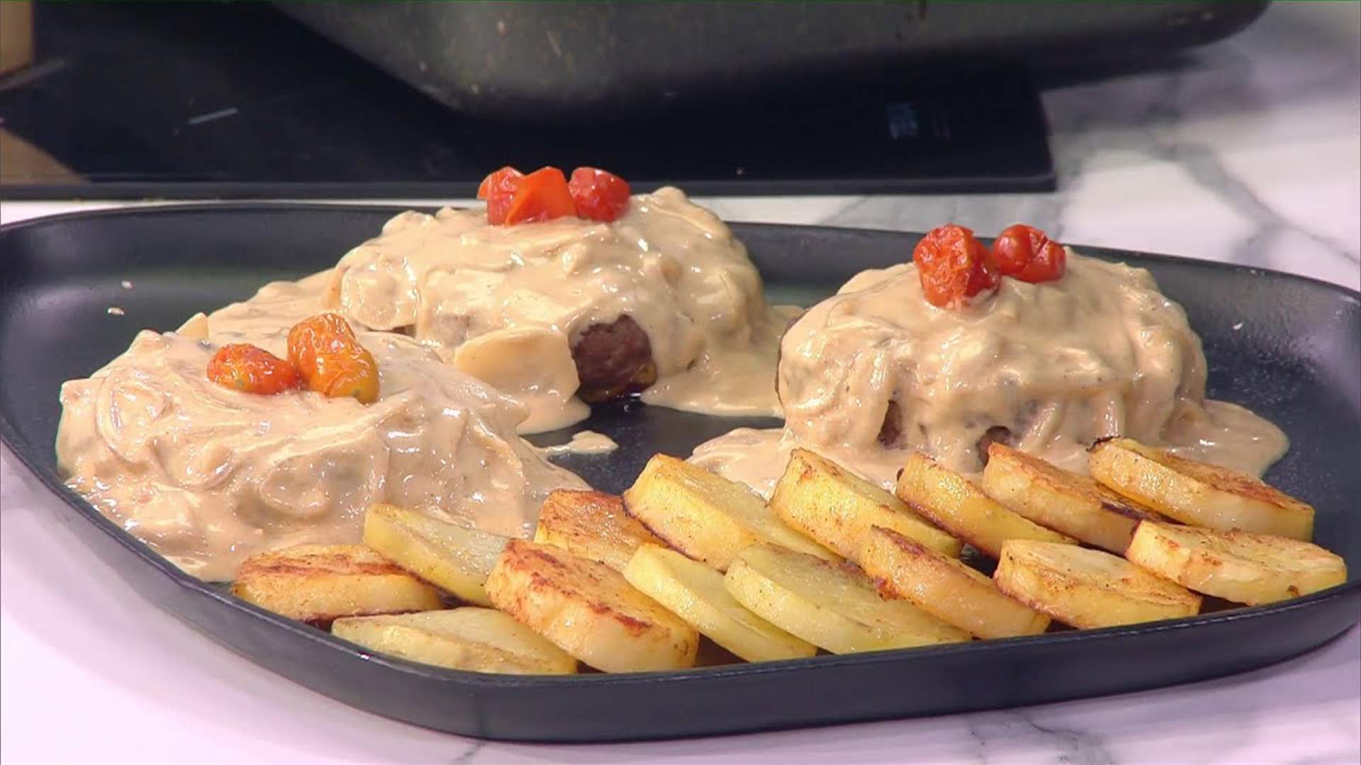 اللحمة مع الخضار والبطاطا المشوية والجبنة... إليكم هذه الوصفة الشهية على طريقة الشيف فادي زغيب (فيديو)