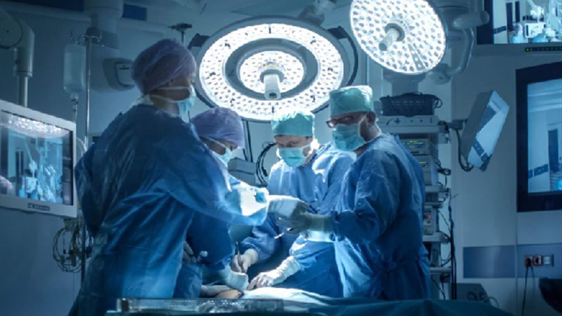 في حالة طبية نادرة... الأطباء يستخرجون كتلة شعر ضخمة من معدة فتاة عمرها 10 سنوات!