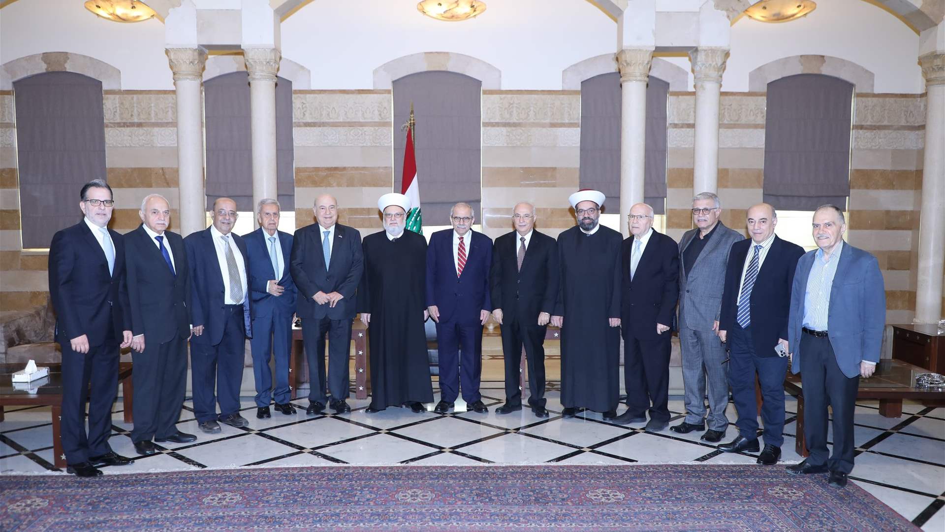 لقاء جمع وفدًا من المركز الإسلاميّ – عائشة بكار ورئيس مجلس الوزراء