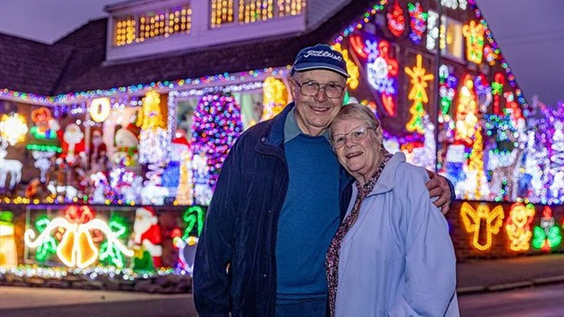 إضاءة منزل بأكثر من مليوني مصباح احتفالاً بعيد الميلاد... والقصة وراءه مؤثرة جداً (صور)