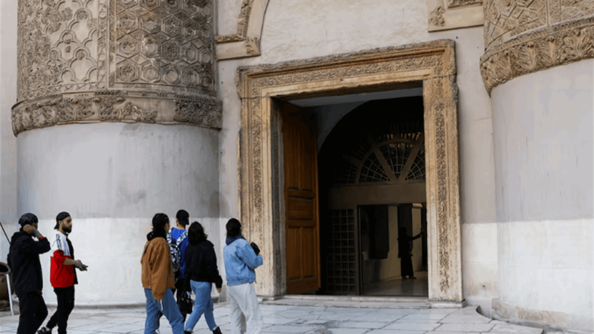 Six ancient statues stolen from Syria&#39;s National Museum of Damascus