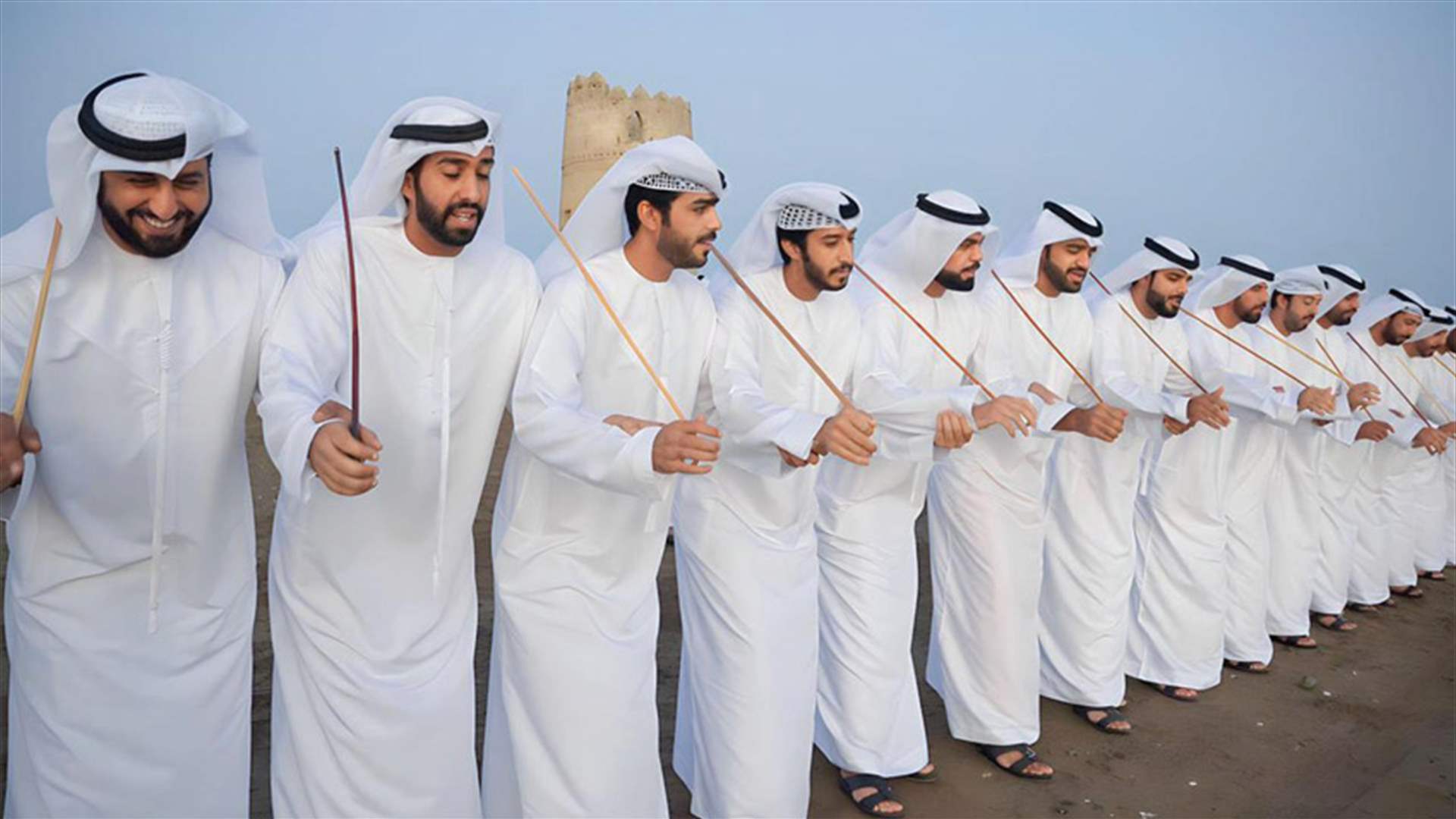 &quot;شبيهة البشر&quot;... روبوتات تشارك في عرض رقص تراثي إماراتي (فيديو)