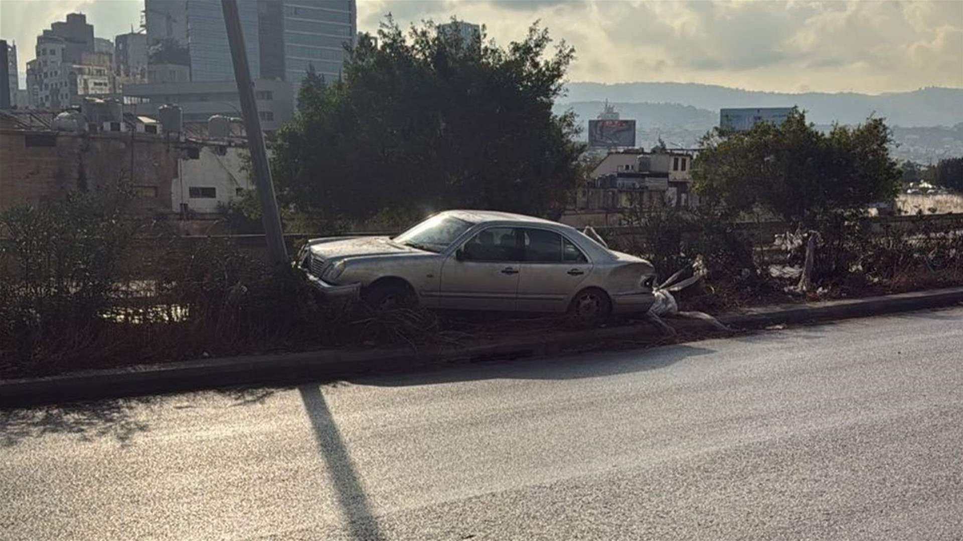 التحكم المروري: انزلاق مركبة واصطدامها بالفاصل الوسطي على أوتوستراد الرئيس لحود محلة تحويطة النهر باتجاه الصياد والأضرار مادية ودراج من مفرزة سير بعبدا يعمل على المعالجة