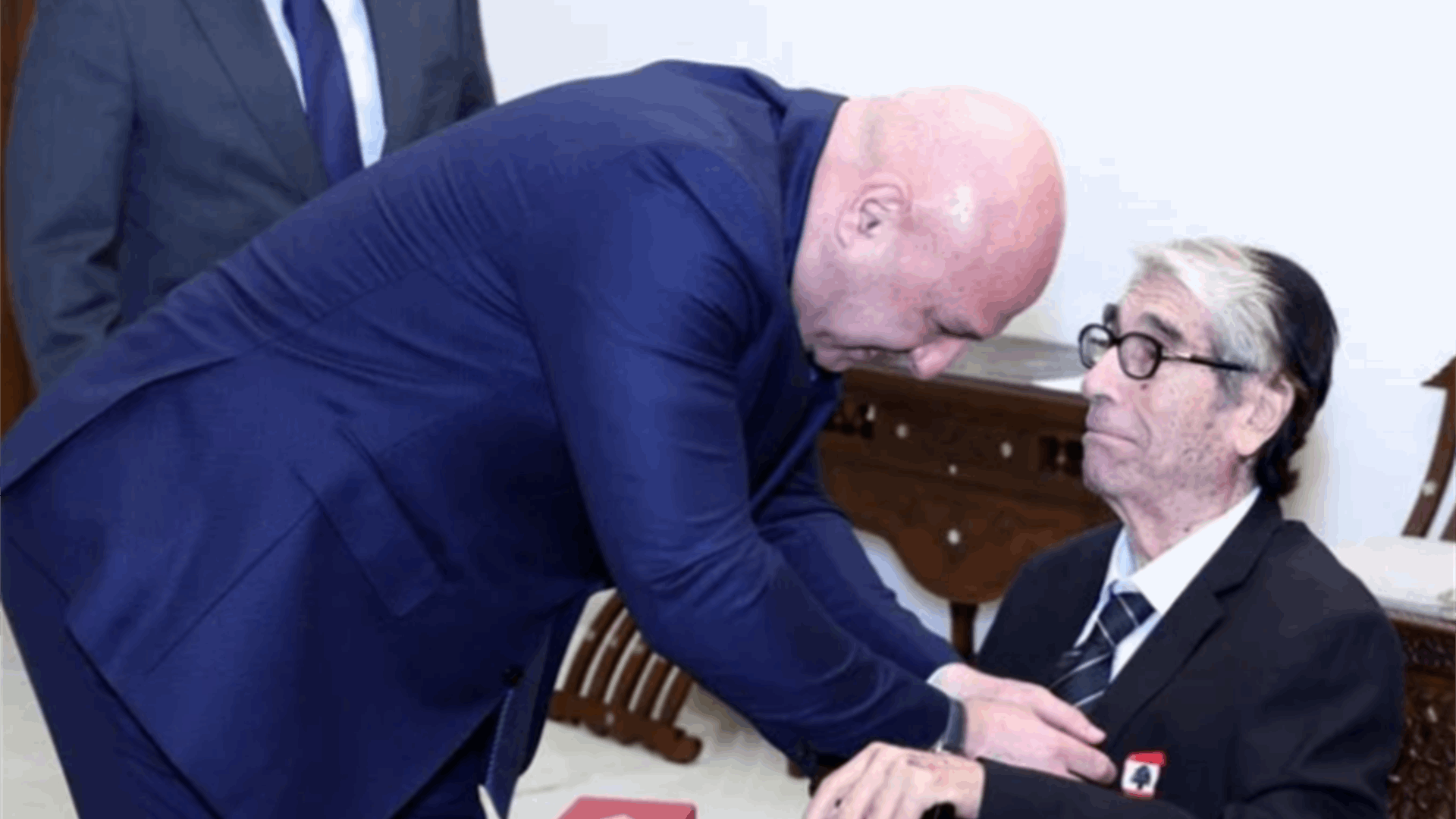 وسام الاستحقاق اللبنانيّ من رئيس الجمهورية إلى الفنّان &quot;أبو سليم&quot; 