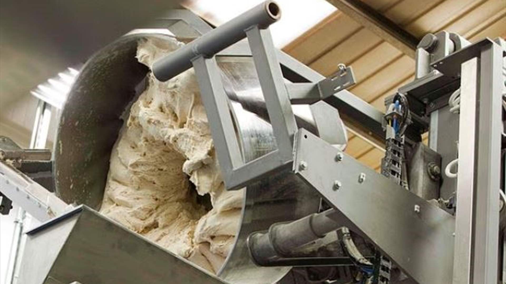 علق وشاحها داخل الآلة... امرأة يونانية تواجه مصيرًا مأساويًا أثناء العمل