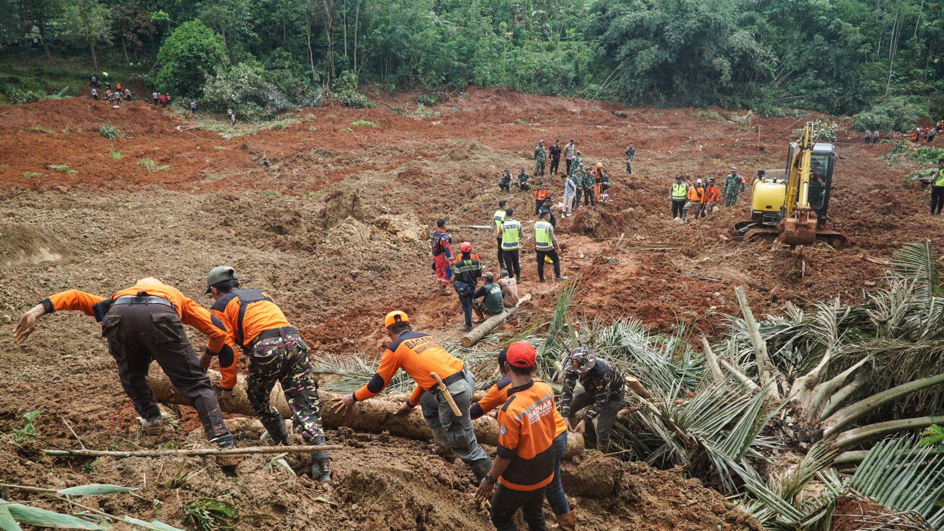 مقتل شخصين وفقدان 21 آخرين في انزلاق تربة في إندونيسيا