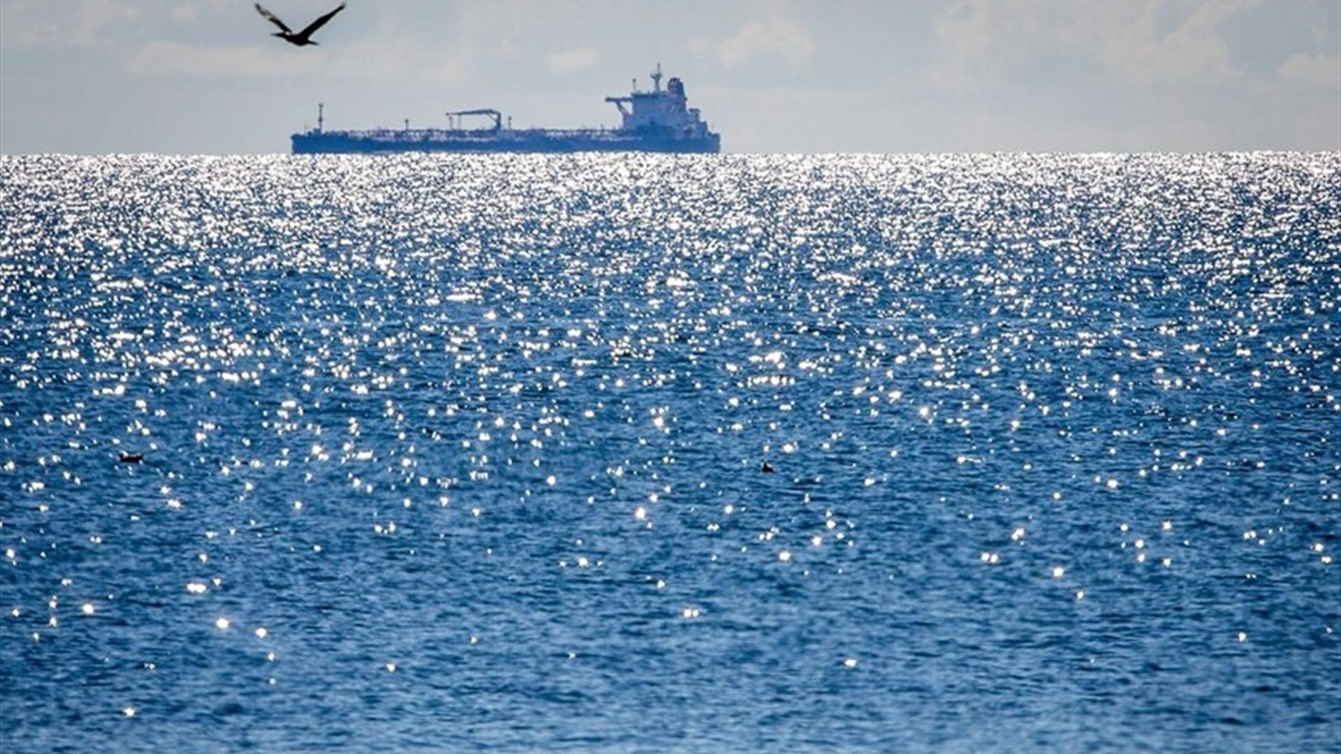 هيئة وشركة أمن بحري: انحراف ناقلة نفط عن مسارها نحو المياه الإيرانية 