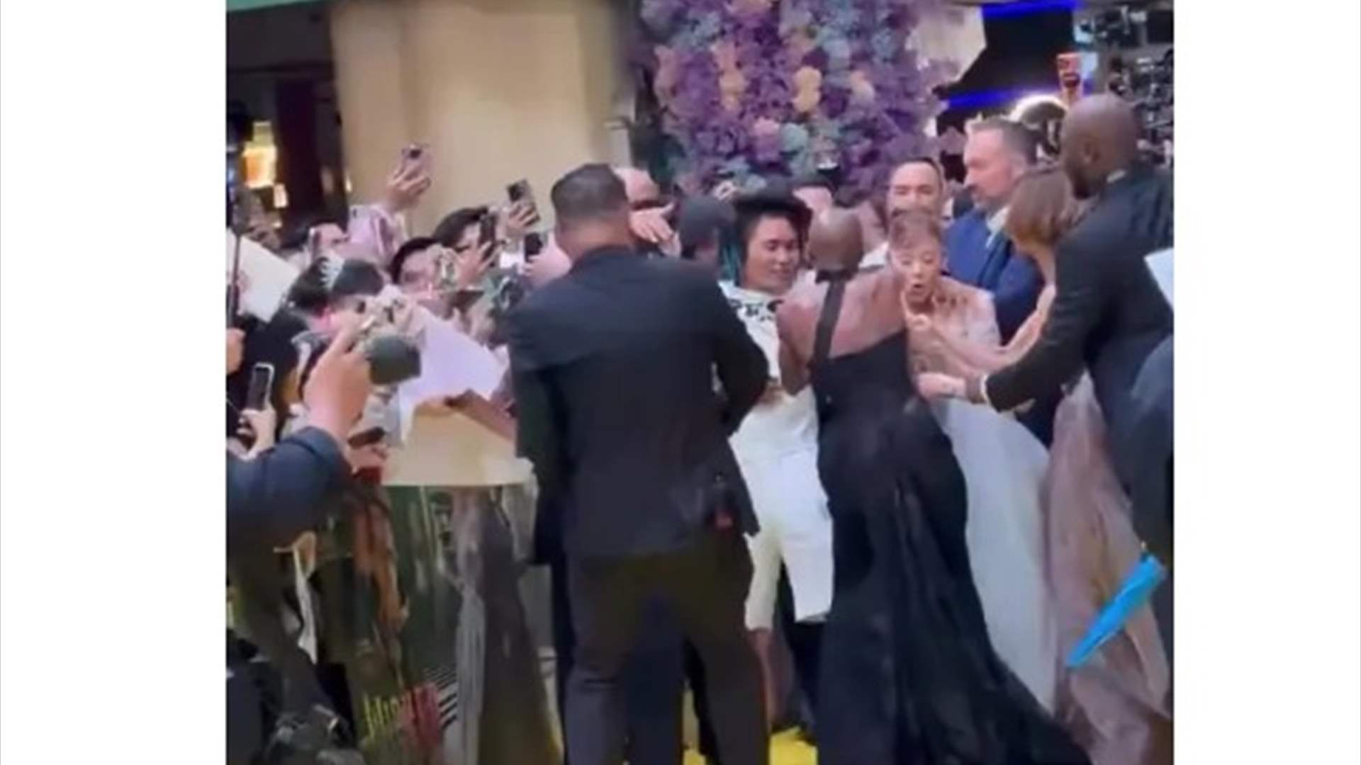 معجَب يهاجم أريانا غراندي على السجادة الحمراء... وزميلتها تتدخل لإنقاذها (فيديو)