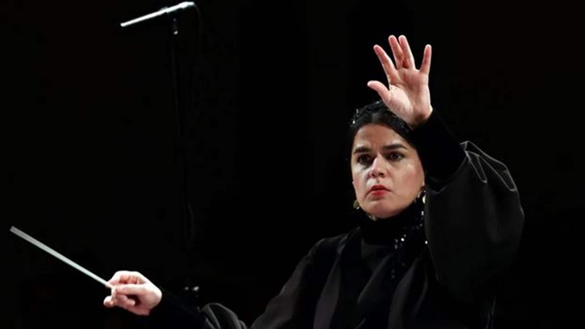 بانيذ فريوسفي تُلهم الشابات لتحقيق أحلامهنّ الموسيقية: أول قائدة أوركسترا في إيران