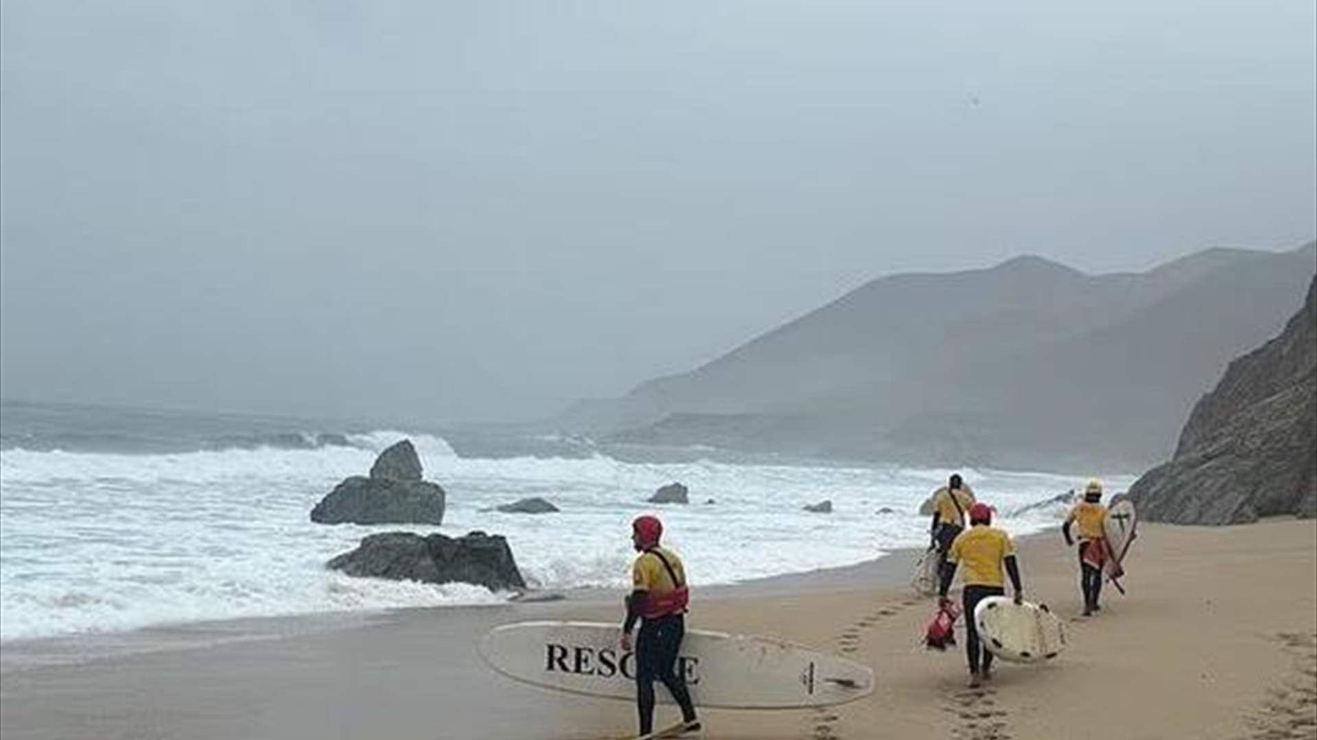 حاول انقاذ ابنته بعدما جرفتها الأمواج... رجل يلقى مصرعه بطريقة مروّعة وهذا ما حصل معه! 