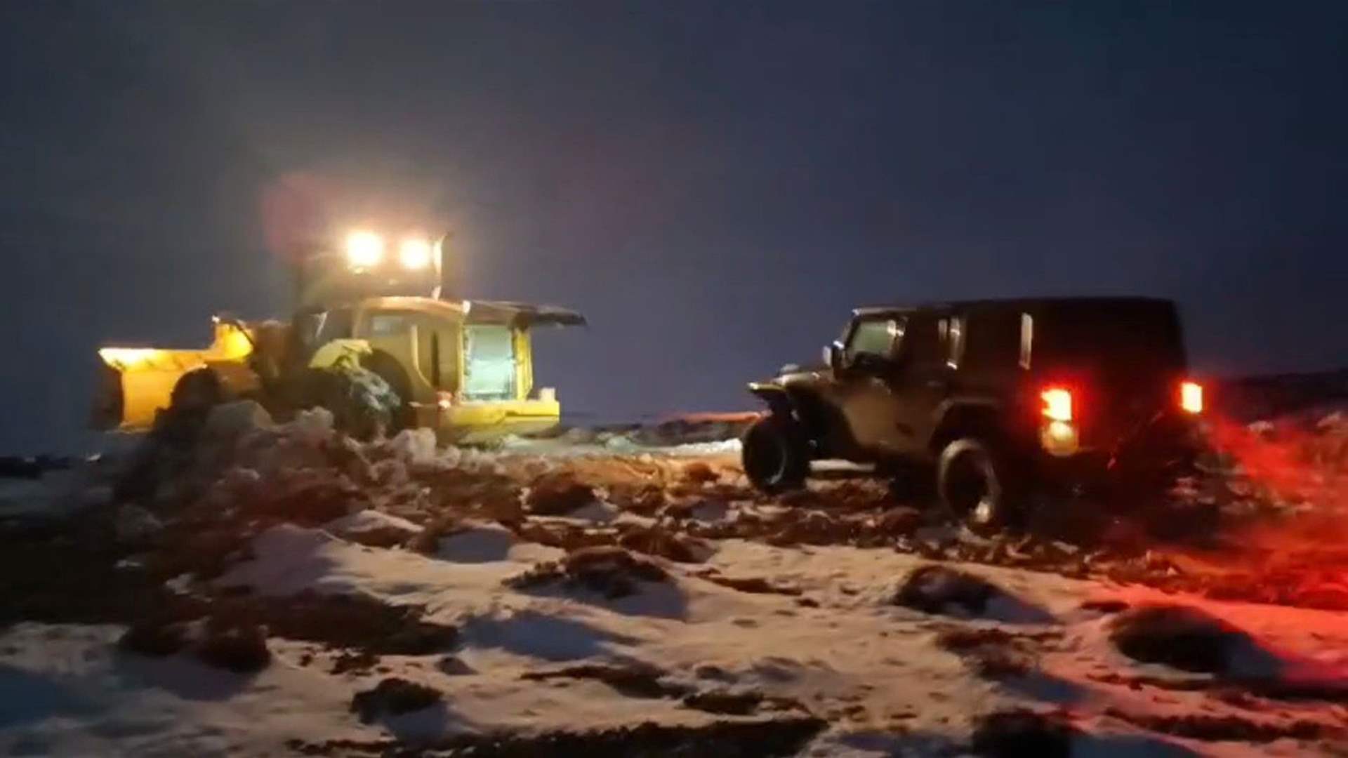 وزارة الأشغال: مركز عيناتا ينقذ مواطنًا عالقًا في الثلوج مع أول منخفض ثلجي هذا العام