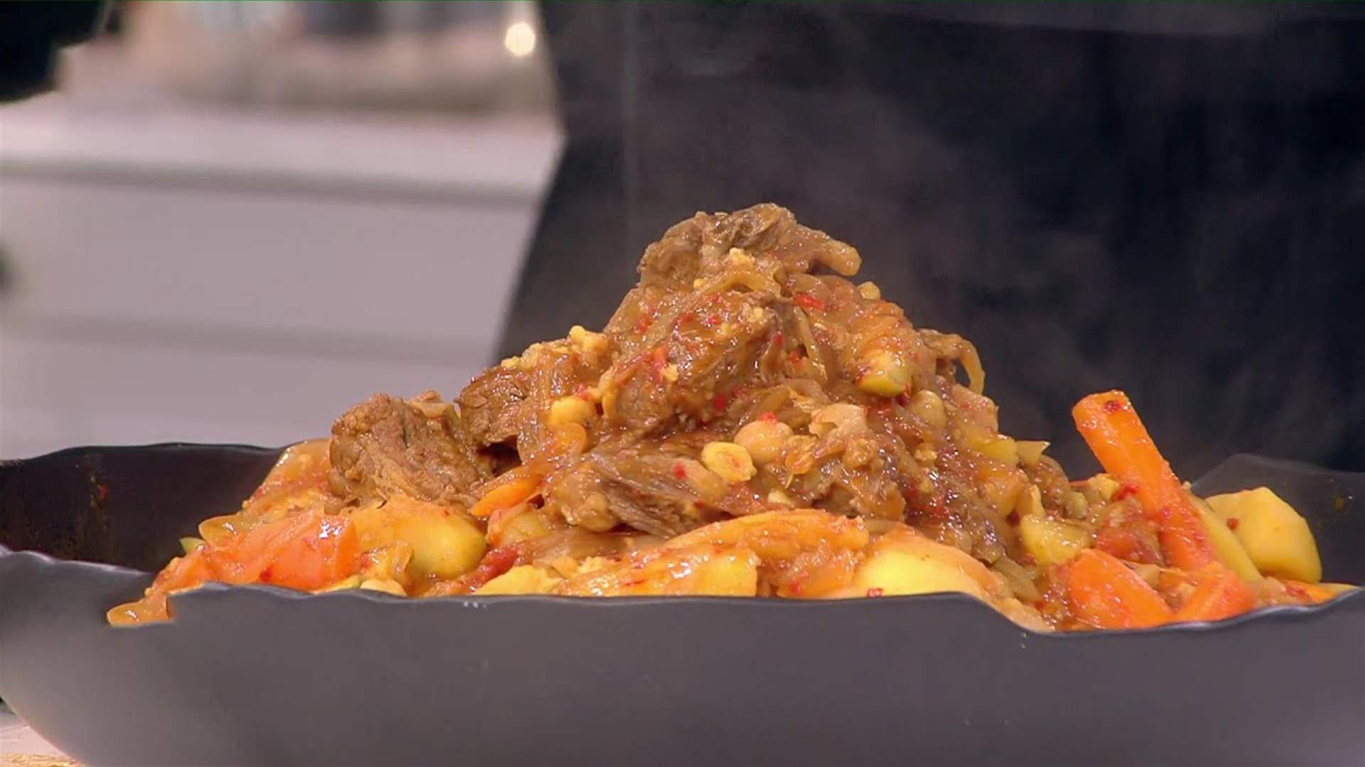 الكسكس بطريقة مميزة مع الشيف حنا طويل (فيديو)