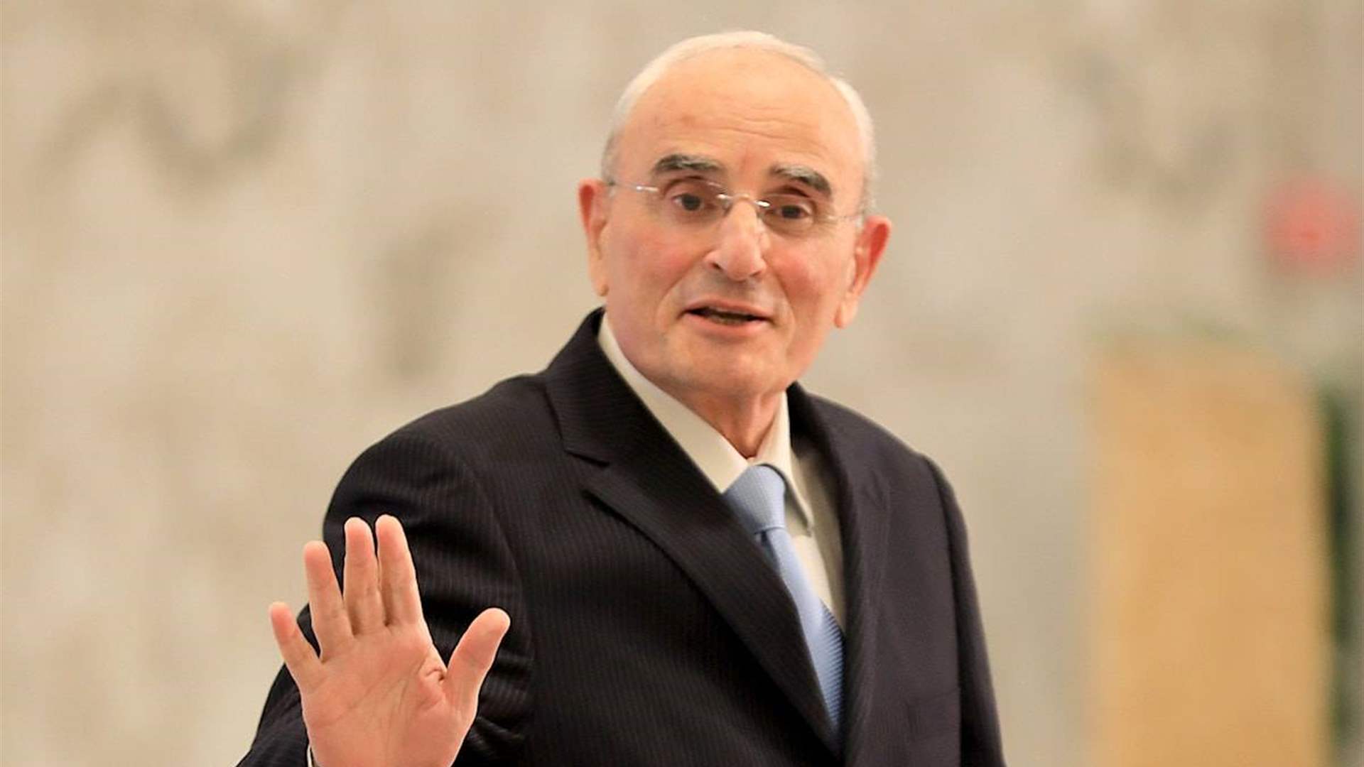 وزير الدفاع دخل المستشفى... مكتبه أوضح