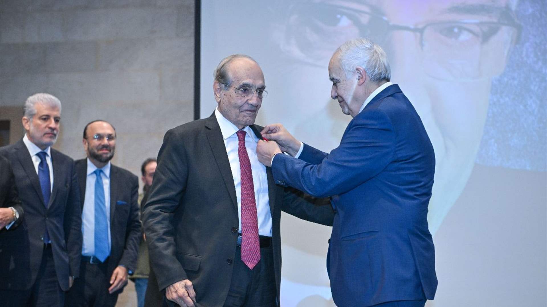 تكريم الشاعر موسى زغيب بوسام الاستحقاق اللبنانيّ الفضي